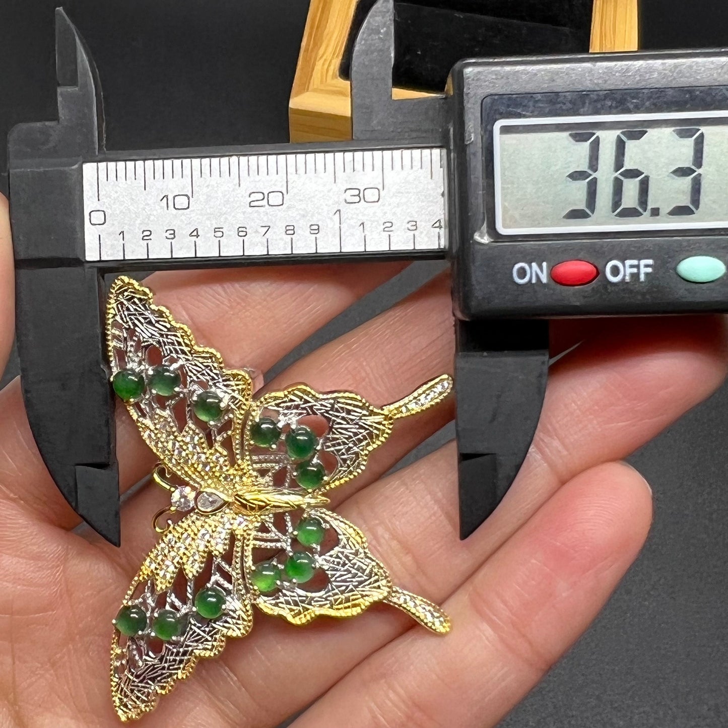 Natürliche Jadeit-Schmetterlingsbrosche, transparente Jade mit vergoldeter Öse, Burma-Jade, Güteklasse A, lose Perlen, Brustnadel, Schmuckgeschenk für Sie