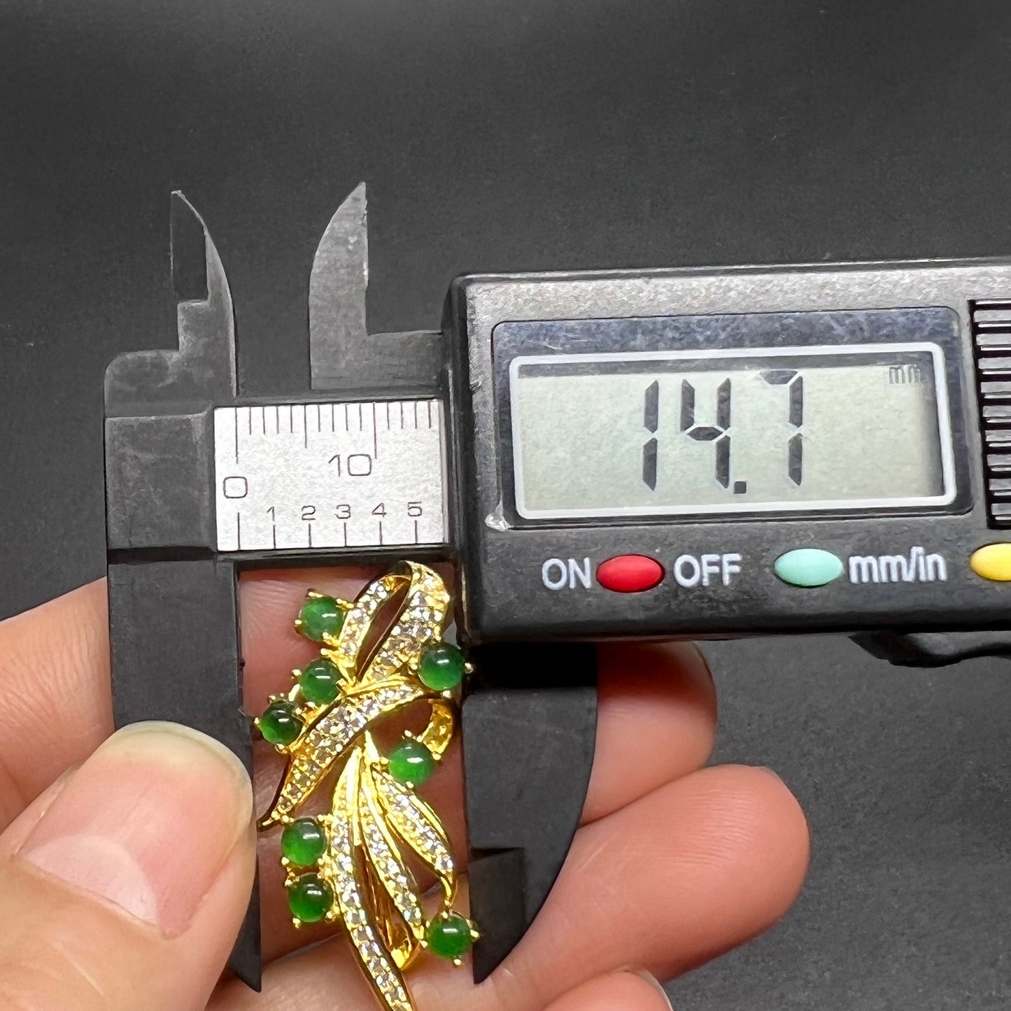 Natürliche Jadeit-Brosche, transparente Jade mit vergoldeter Öse, Burma-Jade, Güteklasse A, lose Perlen, Brustnadel, Schmuckgeschenk für Sie