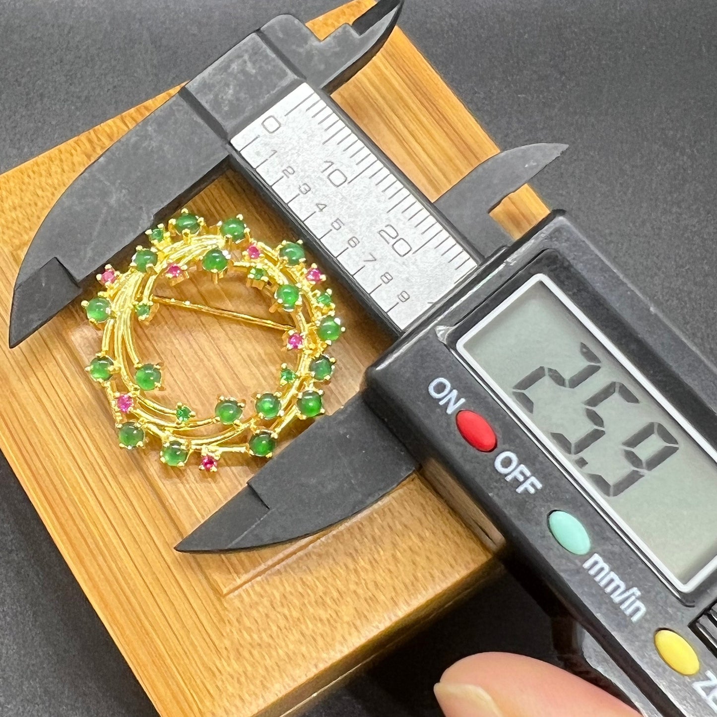 Natürliche Jadeit-Brosche, transparente Jade mit vergoldeter Öse, Burma-Jade, Güteklasse A, lose Perlen, Brustnadel, Schmuckgeschenk für Sie