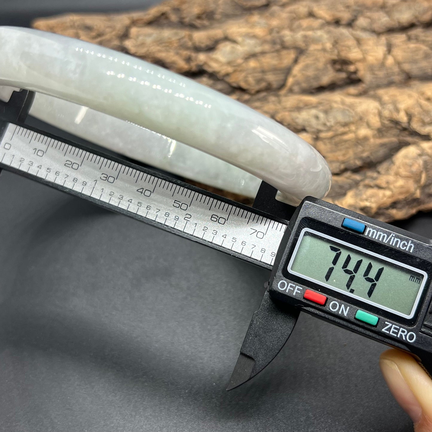 Riesiger 74,4 mm großer, natürlicher, grüner Jade-Armreif der Güteklasse A, großer runder Armreif aus Burma-Jadeit, Damenarmband, Typ-A-Stein, kleiner Hand-Frauen-Armreif, 翡翠飘花手镯