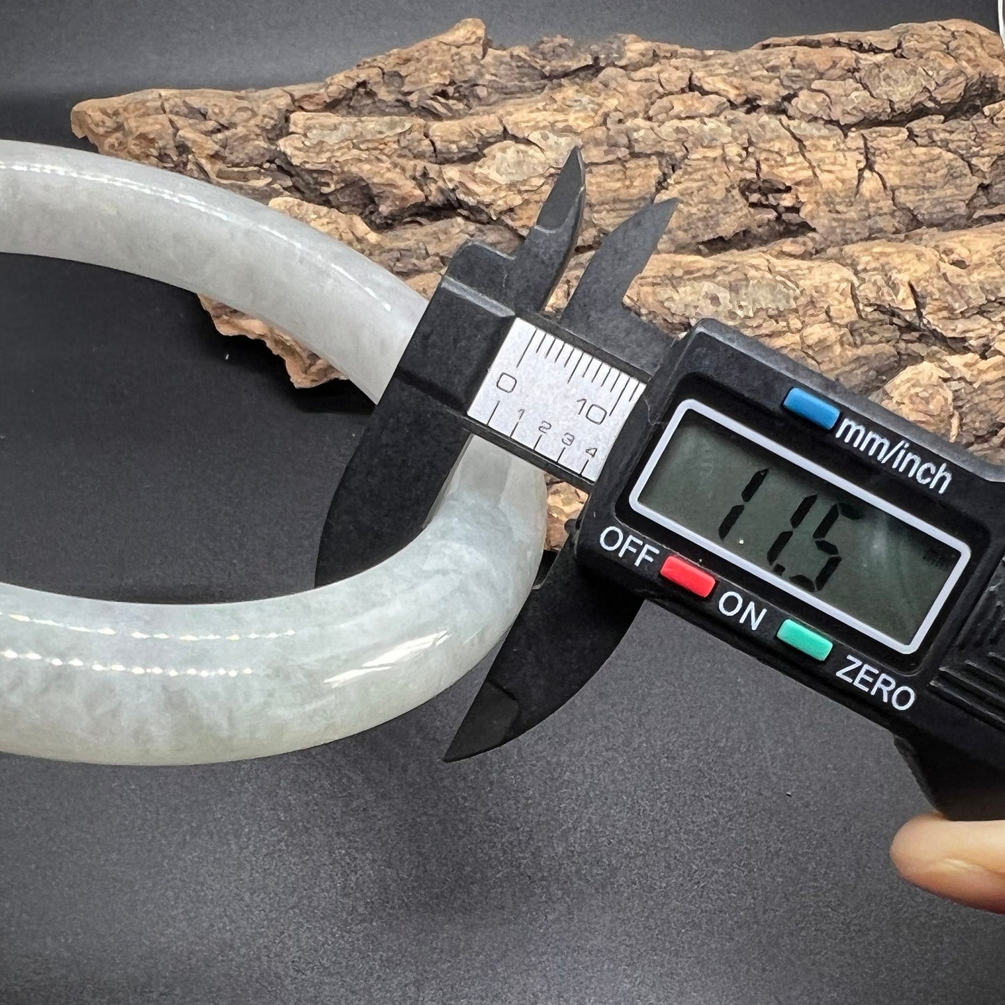 Riesiger 74,4 mm großer, natürlicher, grüner Jade-Armreif der Güteklasse A, großer runder Armreif aus Burma-Jadeit, Damenarmband, Typ-A-Stein, kleiner Hand-Frauen-Armreif, 翡翠飘花手镯