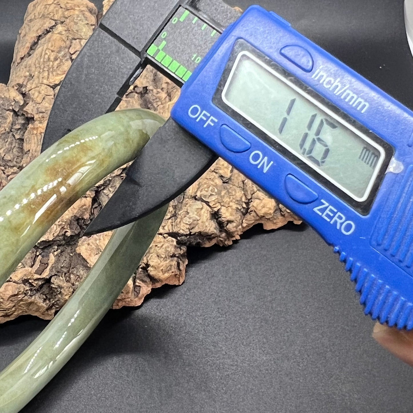 Riesiger 77-mm-Jade-Grade-A-Naturgrün-Gelb-großer runder Armreif aus Burma-Jadeit-Damenarmband Typ-A-Stein, kleiner Hand-Frauen-Armreif 翡翠飘花手镯