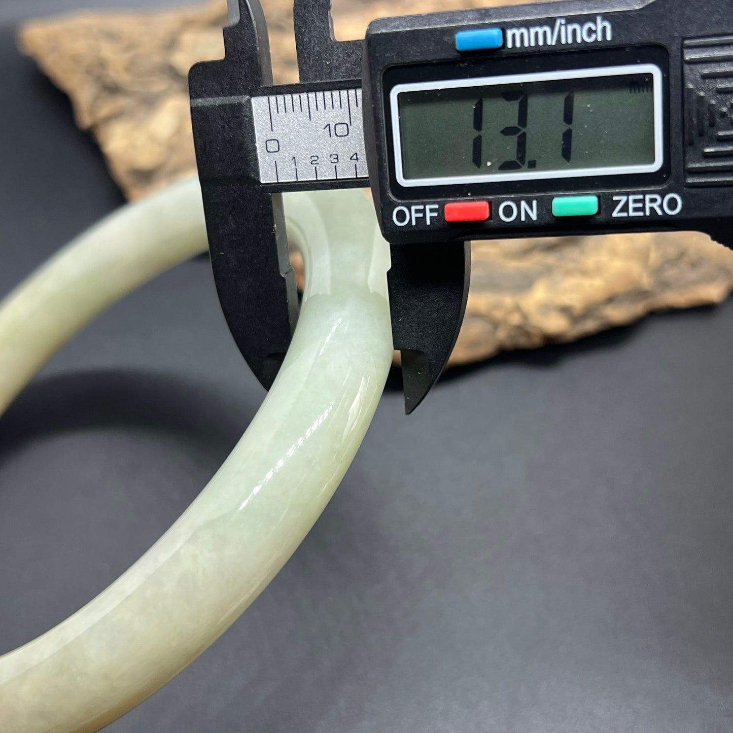 Riesiger 81-mm-Jade-Grade-A-Natur-Grün-Gelb-großer runder Armreif aus Burma-Jadeit-Damenarmband Typ-A-Stein, kleiner Hand-Frauen-Armreif 翡翠飘花手镯