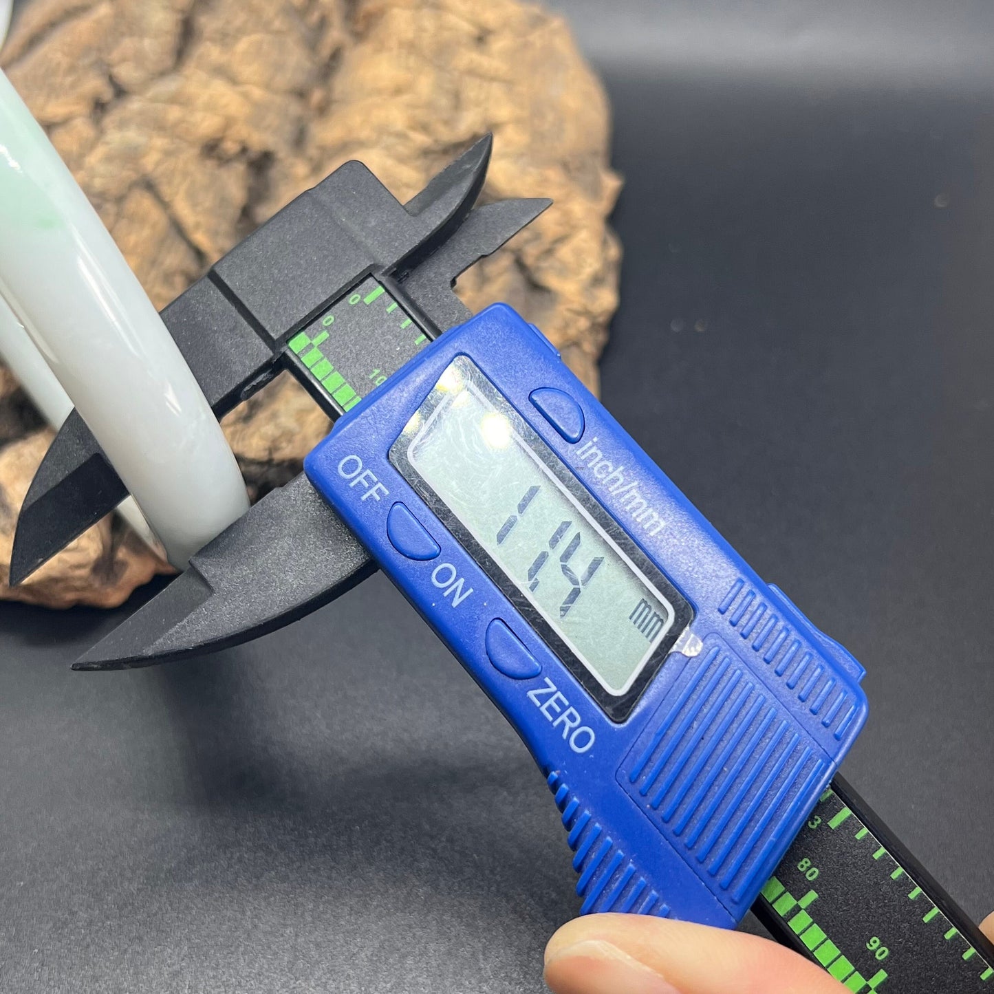 Riesiger 75,8 mm großer, natürlicher, grüner, runder Armreif aus Burma-Jadeit aus Jade der Güteklasse A. Damenarmband. Typ-A-Stein, kleiner weiblicher Armreif