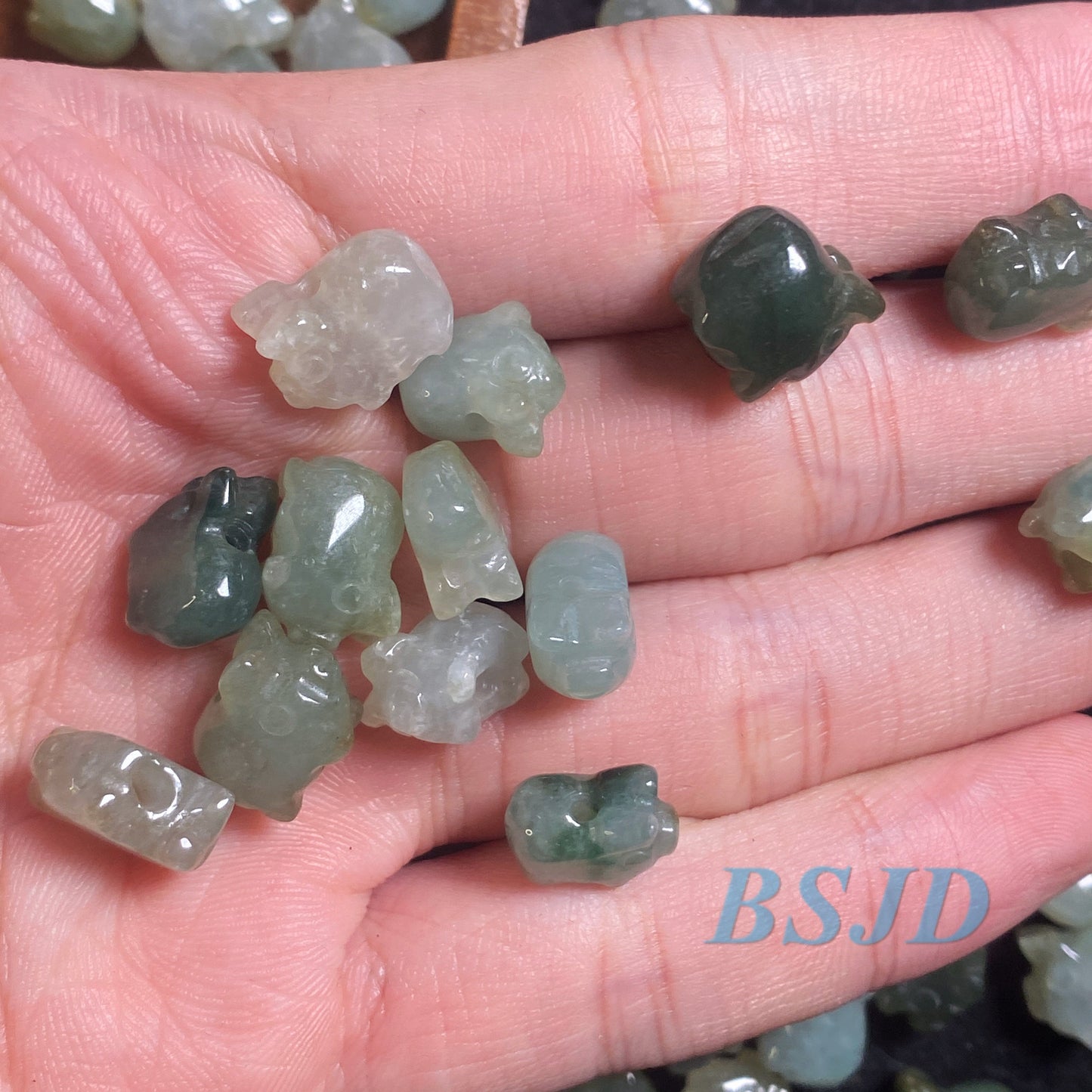 10 STÜCK (Großhandel) Schweineform Grade A ICY Jade Burma Chinesisch geschnitzt, Myanmar Grüner Jadeit Edelstein Jadeware Glasjade 翡翠A货 Anhänger