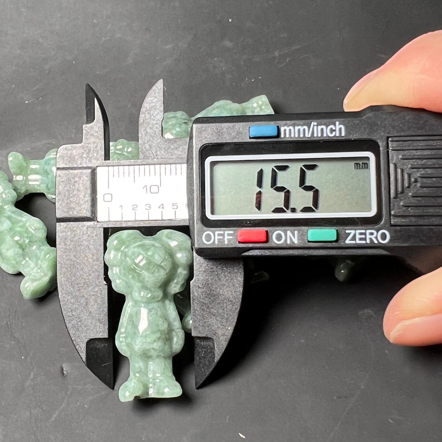 Natürlicher grüner Jadeit 3D süßer Bär guatemaltekischer Jadeit Cartoon Ohrringe Grade A Jade DIY Anhänger Kind Jade Geschenk