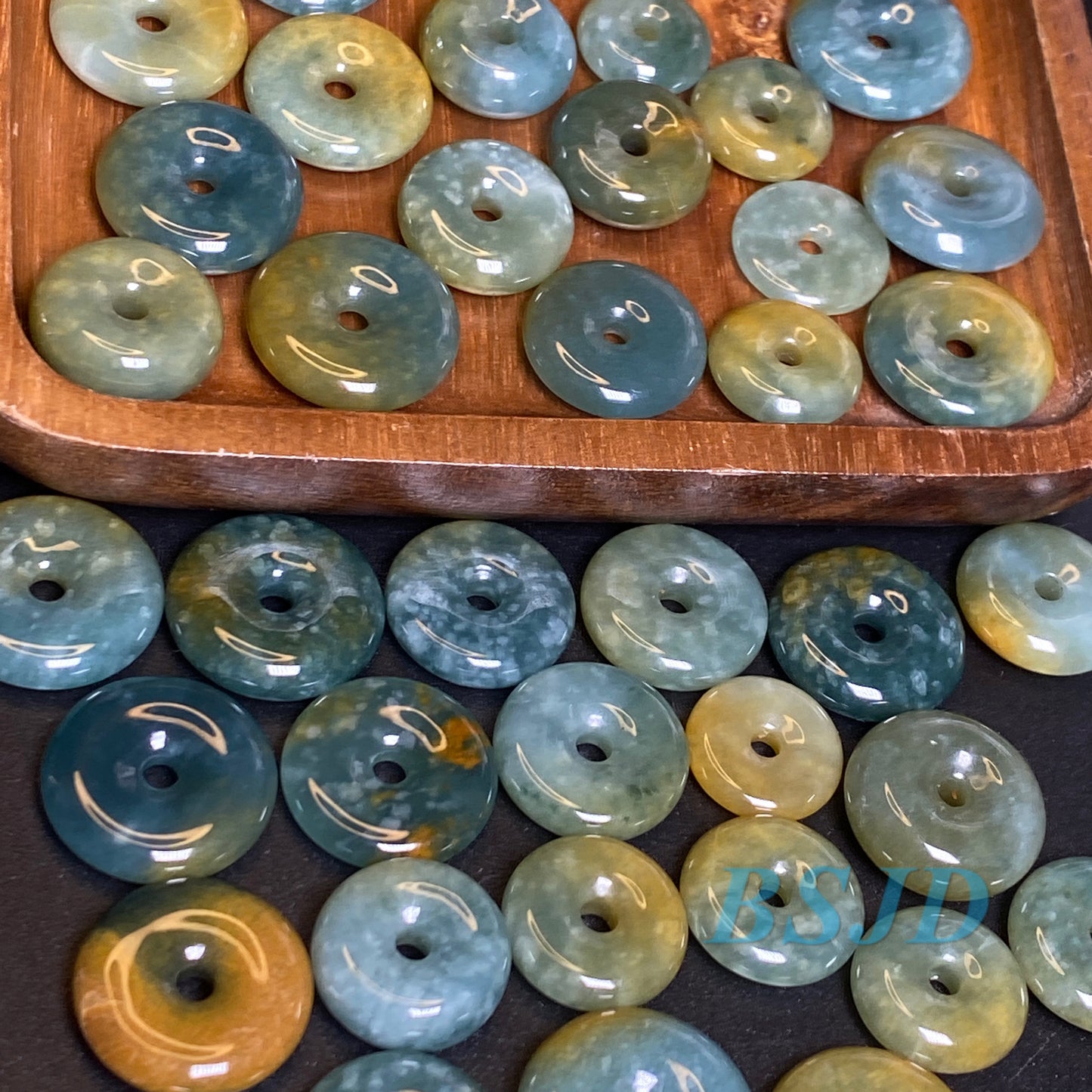 Natürlicher Schneeflocken-Gelbblauer guatemaltekischer Jadeit Hellblauer Jade-Donut-Anhänger der Güteklasse A, Ohrringe, Perlen aus Guatemala-Jade-Donut