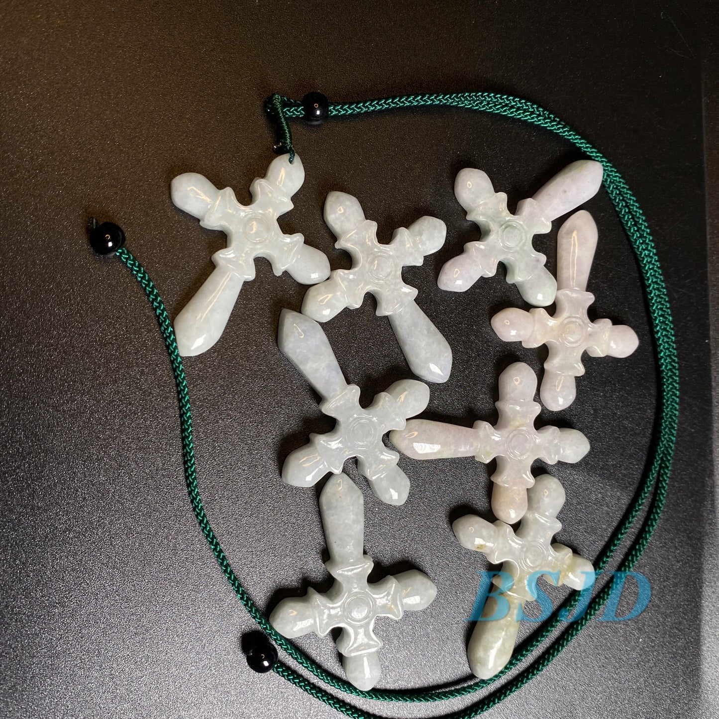 Großhandel Kruzifix Kreuz Anhänger Naturgrau Grade A Jade ICE Jadeit Burma Jade Perlen