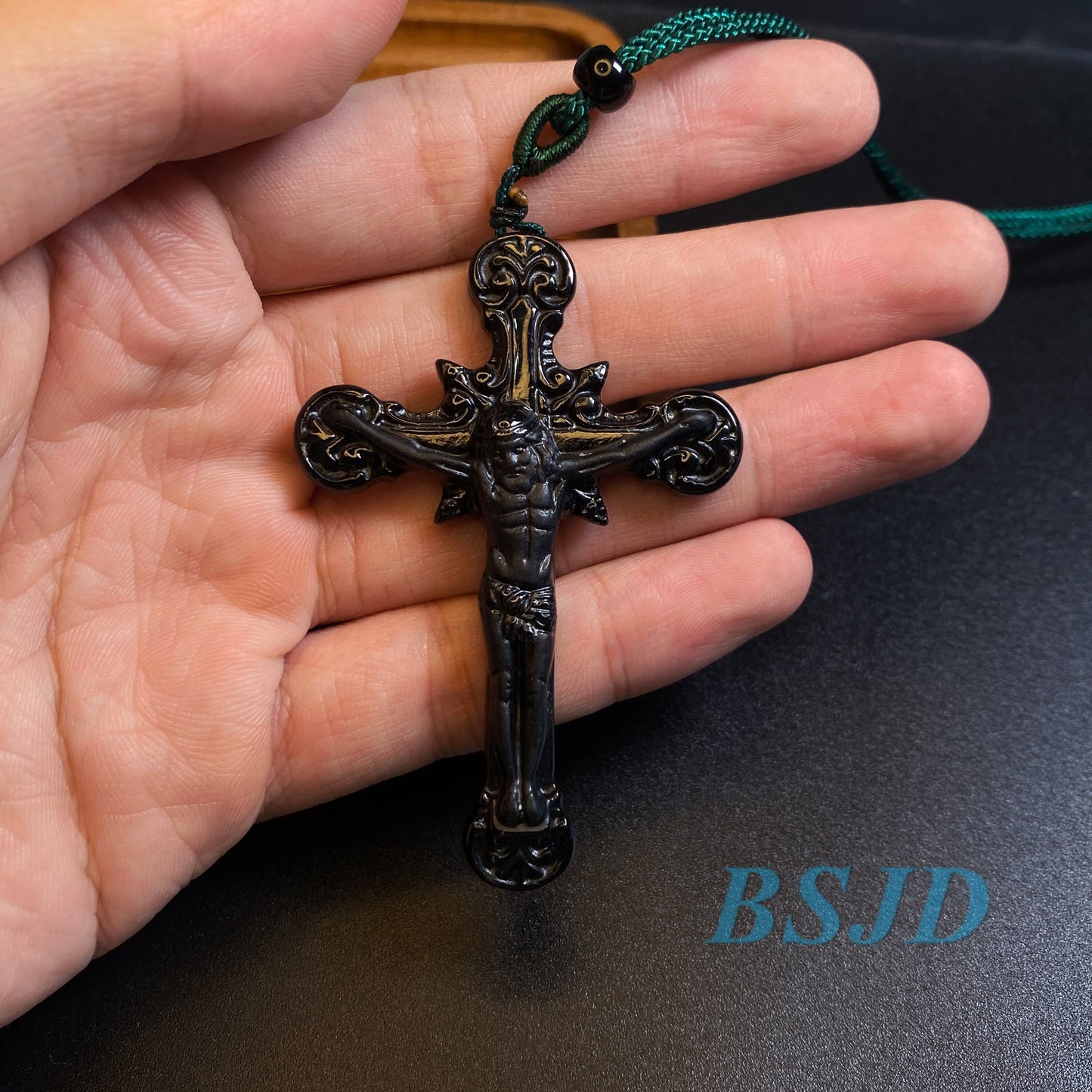 Kruzifix-Kreuz-Anhänger, natürliche schwarze Jade der Güteklasse A, gute Politur, reine Guatemala-Burma-Jadeperlen, christliche Halskette