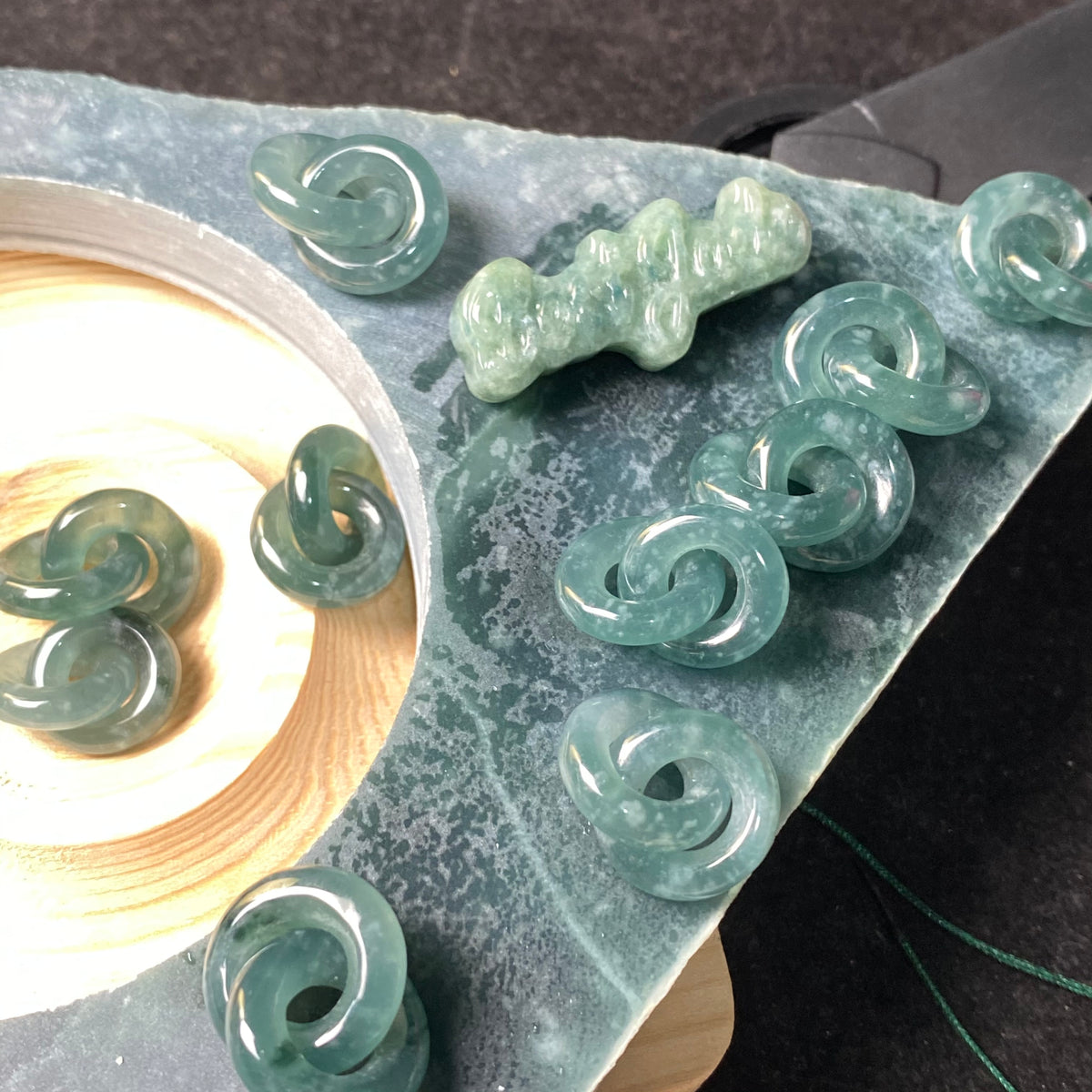 Große Lochperlen Natürlicher guatemaltekischer Jadeit Helldurchscheinende blaue Jade der Güteklasse A DIY-Ohrringe Perle Guatemala-Jade-Anhängerperle