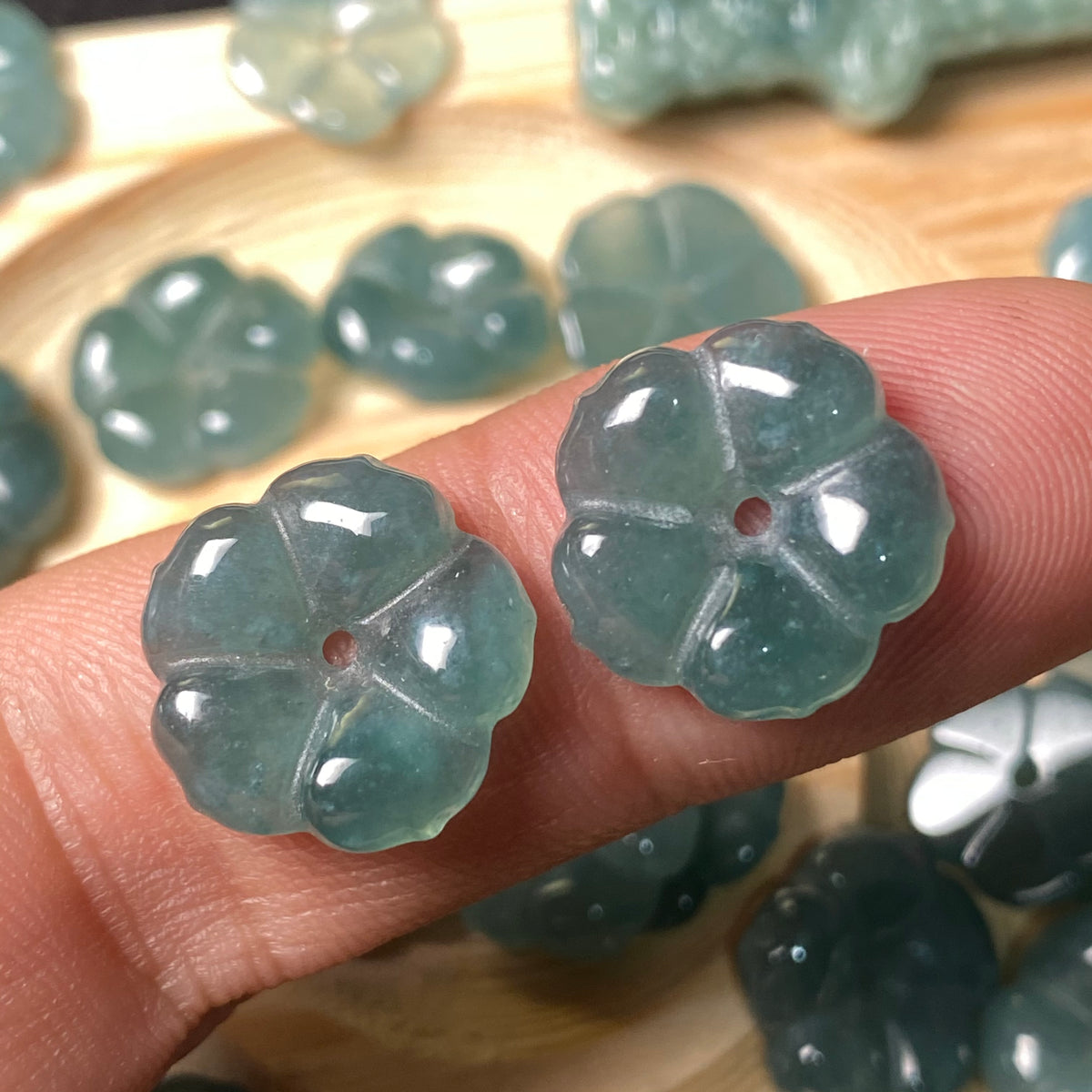 Große Lochperlen Natürlicher guatemaltekischer Jadeit Helldurchscheinende blaue Jade der Güteklasse A DIY-Ohrringe Perle Guatemala-Jade-Anhängerperle