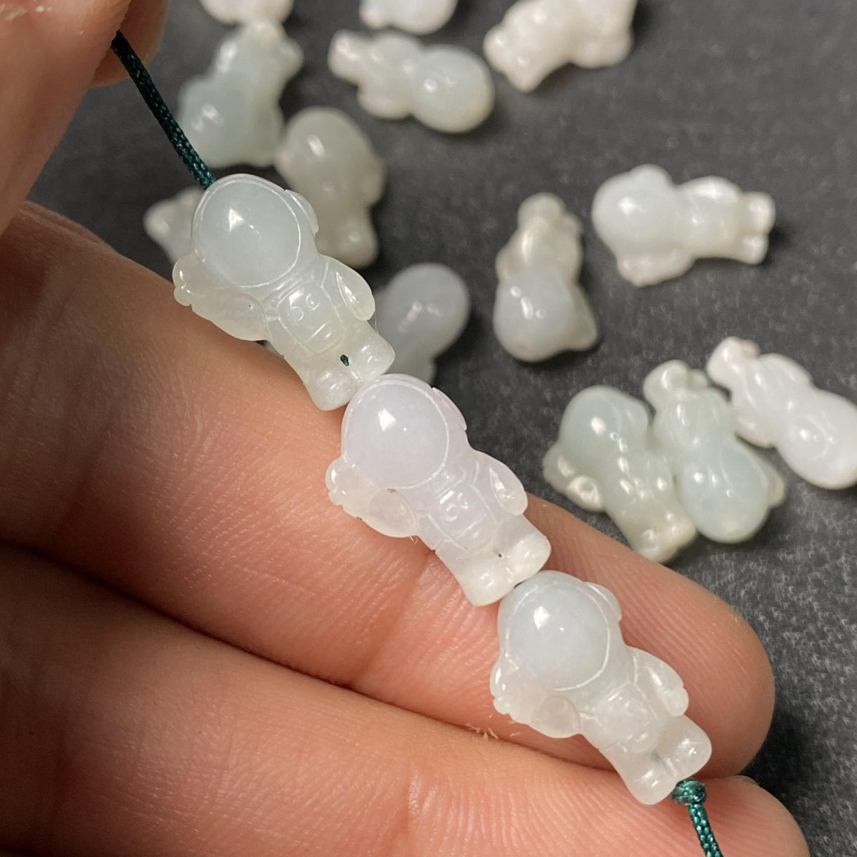 Große Lochperlen Natürlicher guatemaltekischer Jadeit Helldurchscheinende blaue Jade der Güteklasse A DIY-Ohrringe Perle Guatemala-Jade-Anhängerperle