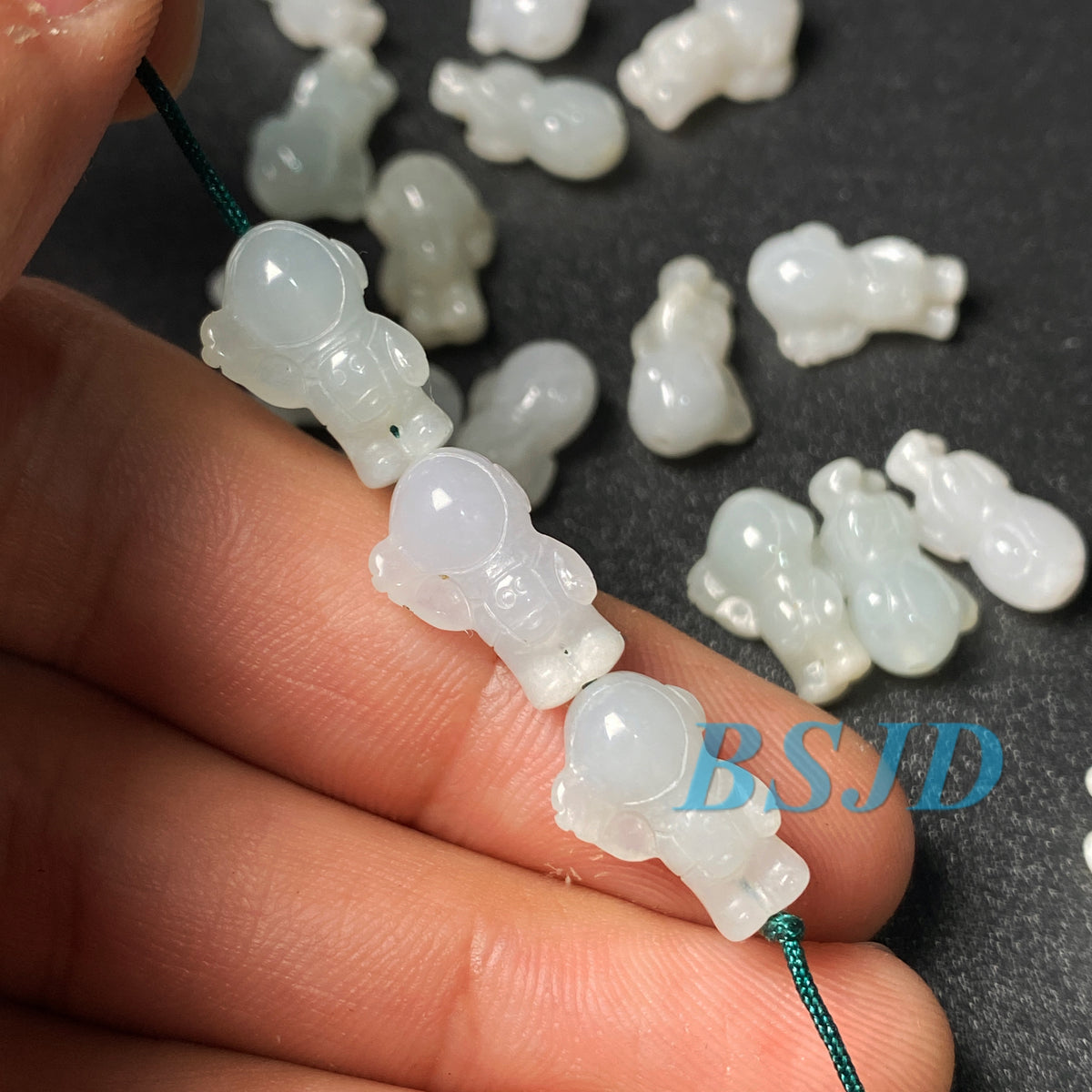 Große Lochperlen Natürlicher guatemaltekischer Jadeit Helldurchscheinende blaue Jade der Güteklasse A DIY-Ohrringe Perle Guatemala-Jade-Anhängerperle