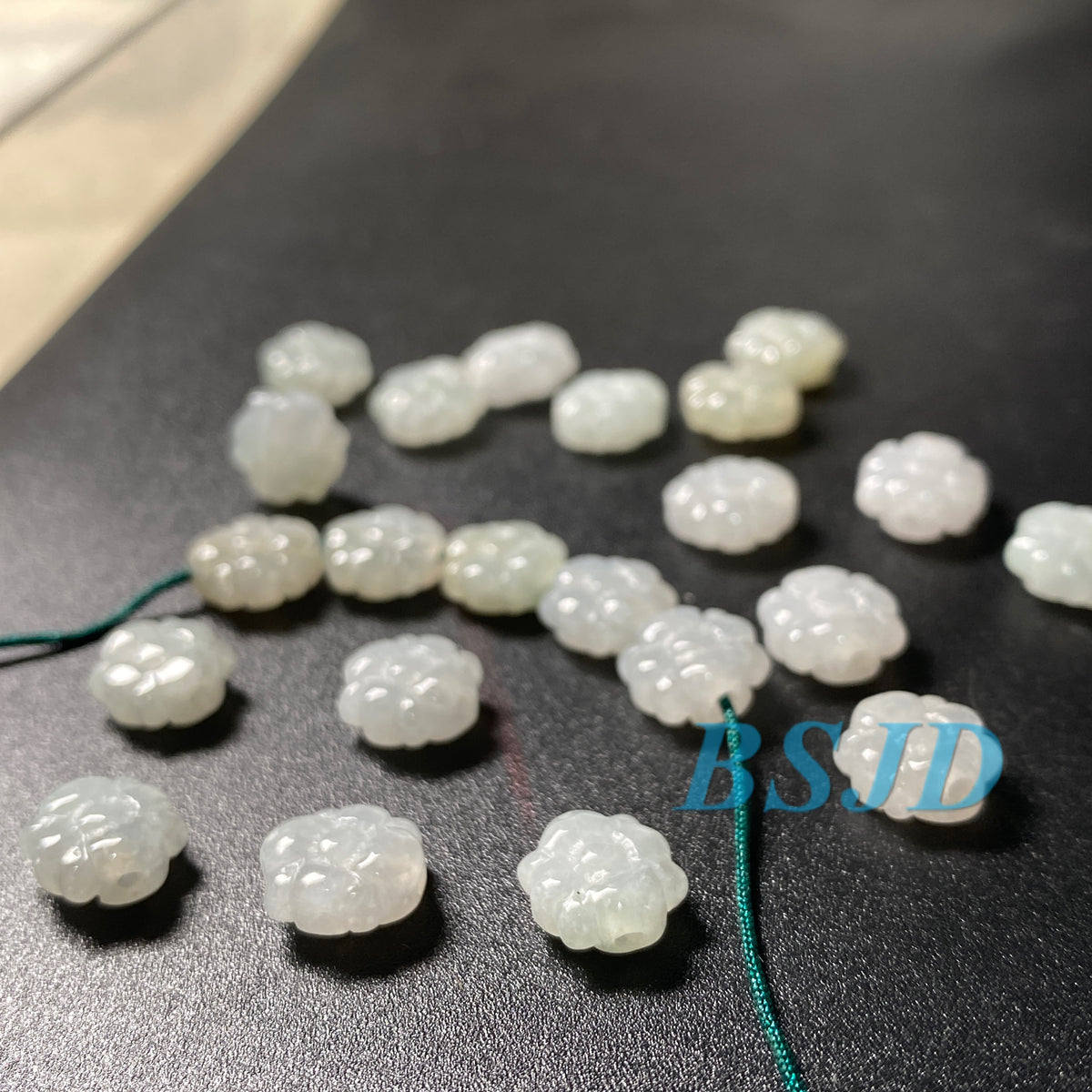 Große Lochperlen Natürlicher guatemaltekischer Jadeit Helldurchscheinende blaue Jade der Güteklasse A DIY-Ohrringe Perle Guatemala-Jade-Anhängerperle