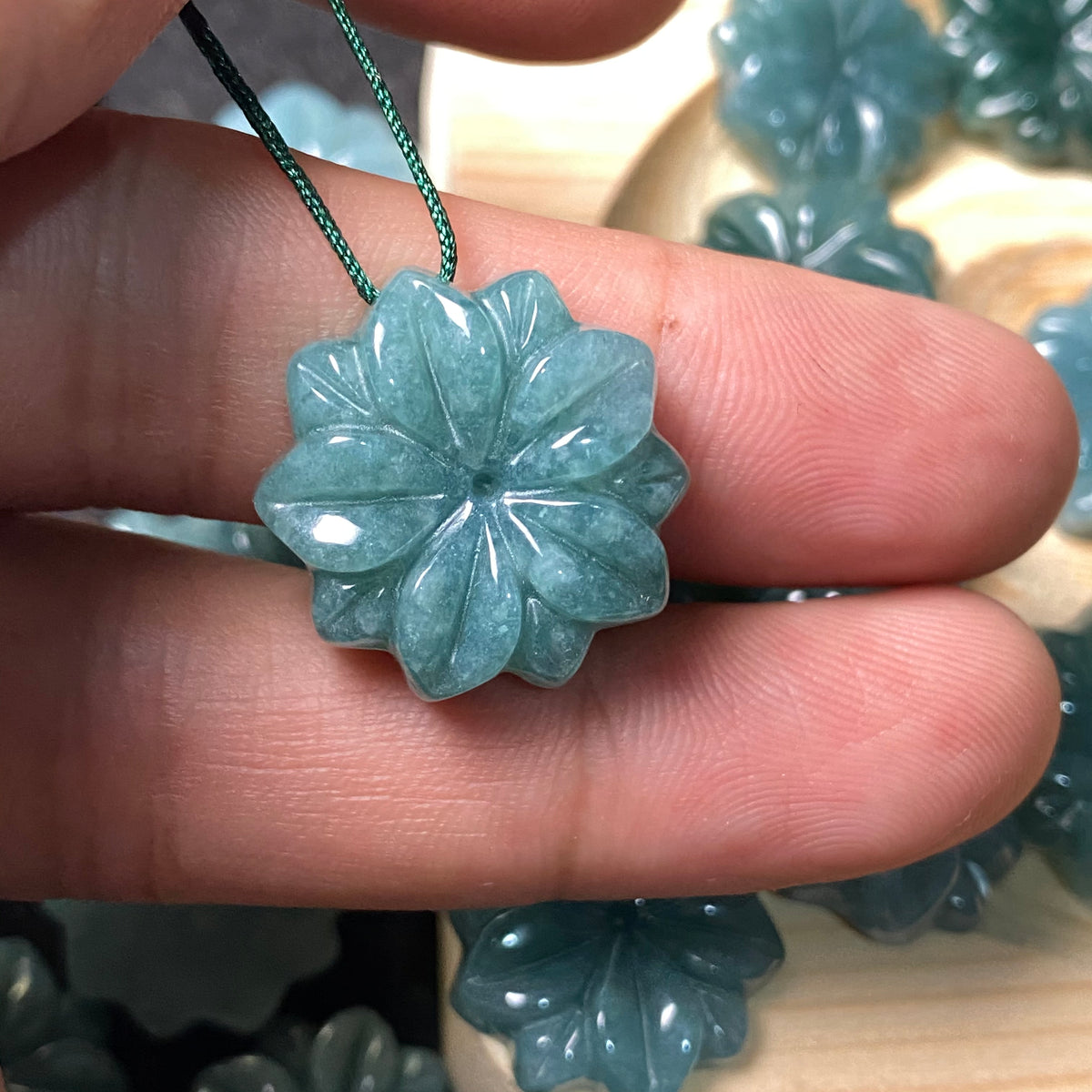Große Lochperlen Natürlicher guatemaltekischer Jadeit Helldurchscheinende blaue Jade der Güteklasse A DIY-Ohrringe Perle Guatemala-Jade-Anhängerperle