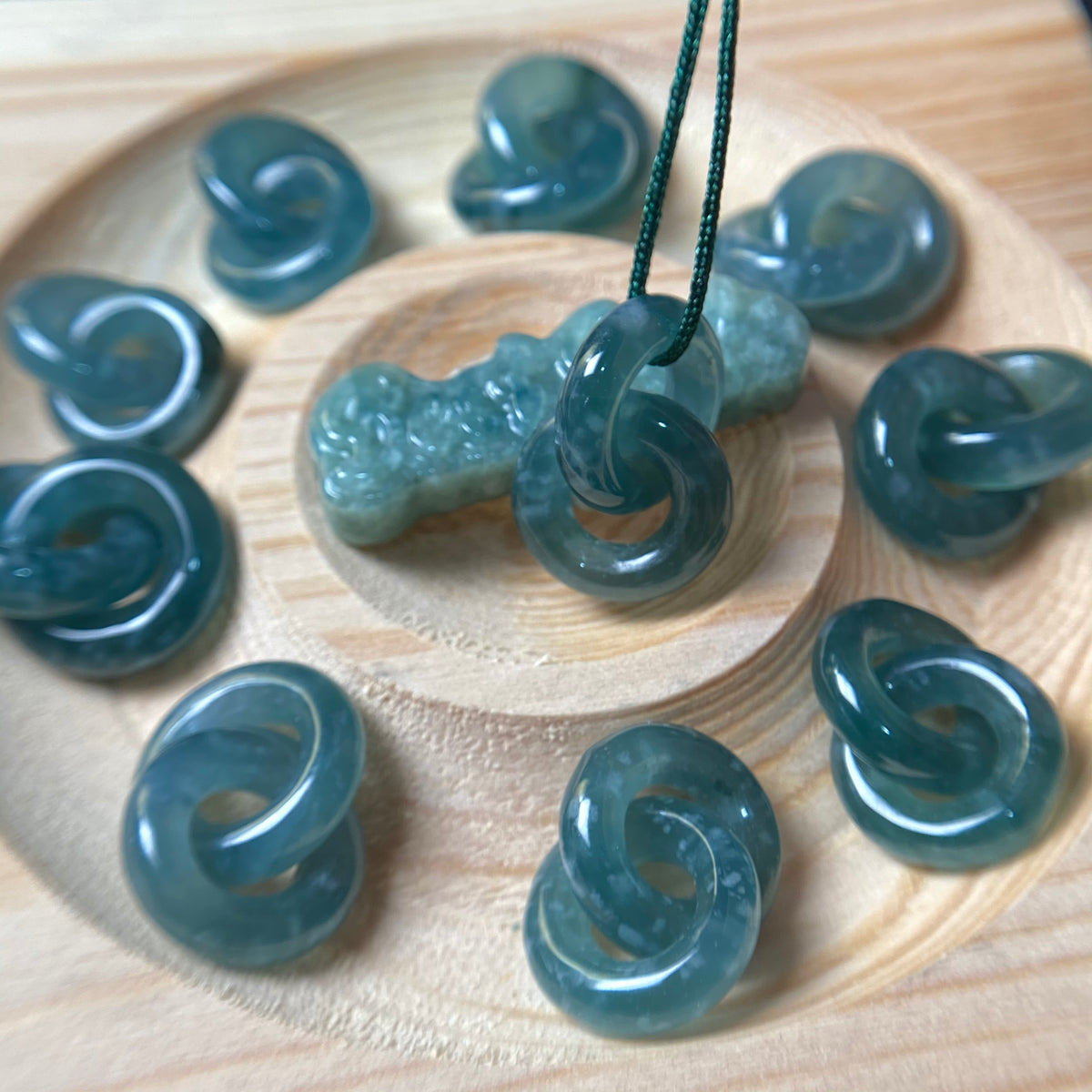 Große Lochperlen Natürlicher guatemaltekischer Jadeit Helldurchscheinende blaue Jade der Güteklasse A DIY-Ohrringe Perle Guatemala-Jade-Anhängerperle