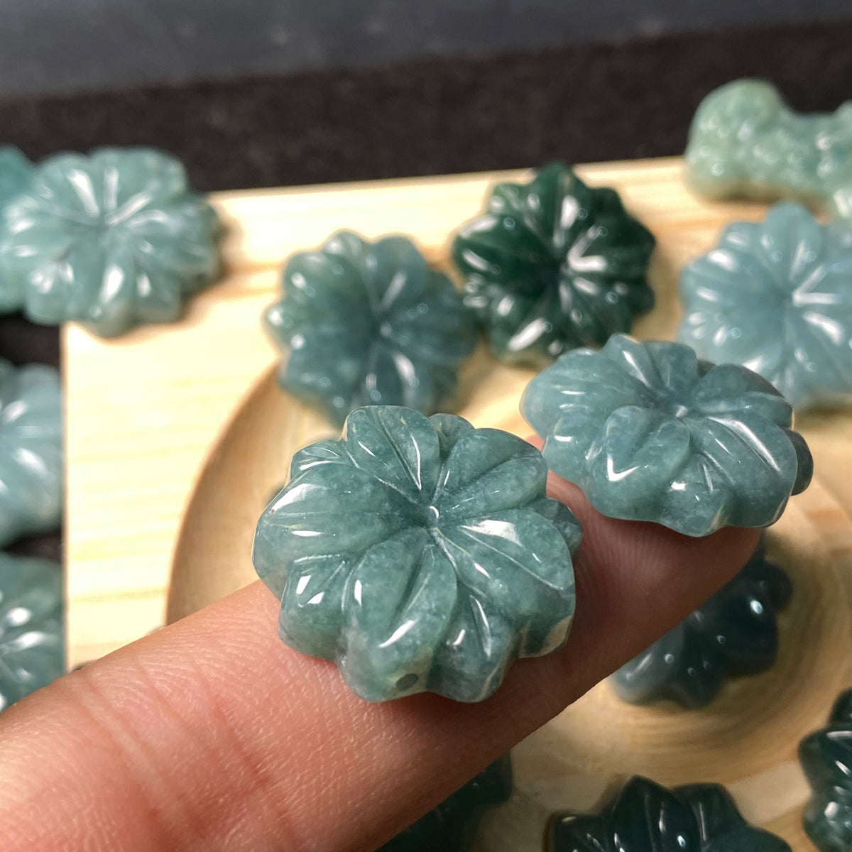 Große Lochperlen Natürlicher guatemaltekischer Jadeit Helldurchscheinende blaue Jade der Güteklasse A DIY-Ohrringe Perle Guatemala-Jade-Anhängerperle