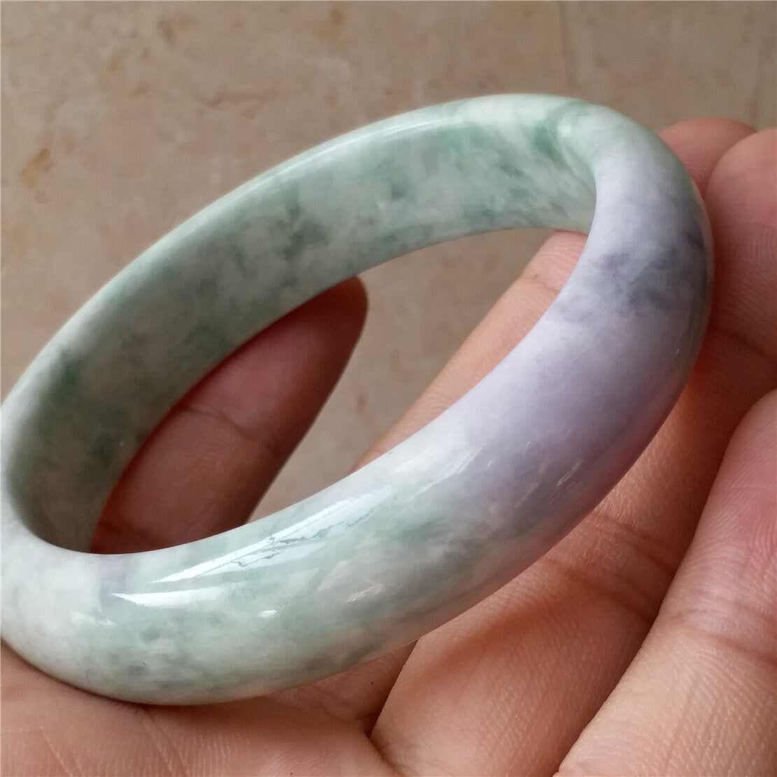 58,8 mm hellvioletter und grüner Jade-Armreif aus natürlicher Jade der Güteklasse A. Handgeschnitzte Dame-Kette aus Jadeit