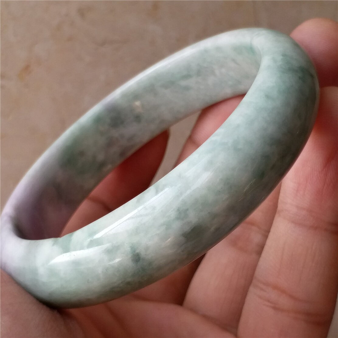 58,8 mm hellvioletter und grüner Jade-Armreif aus natürlicher Jade der Güteklasse A. Handgeschnitzte Dame-Kette aus Jadeit