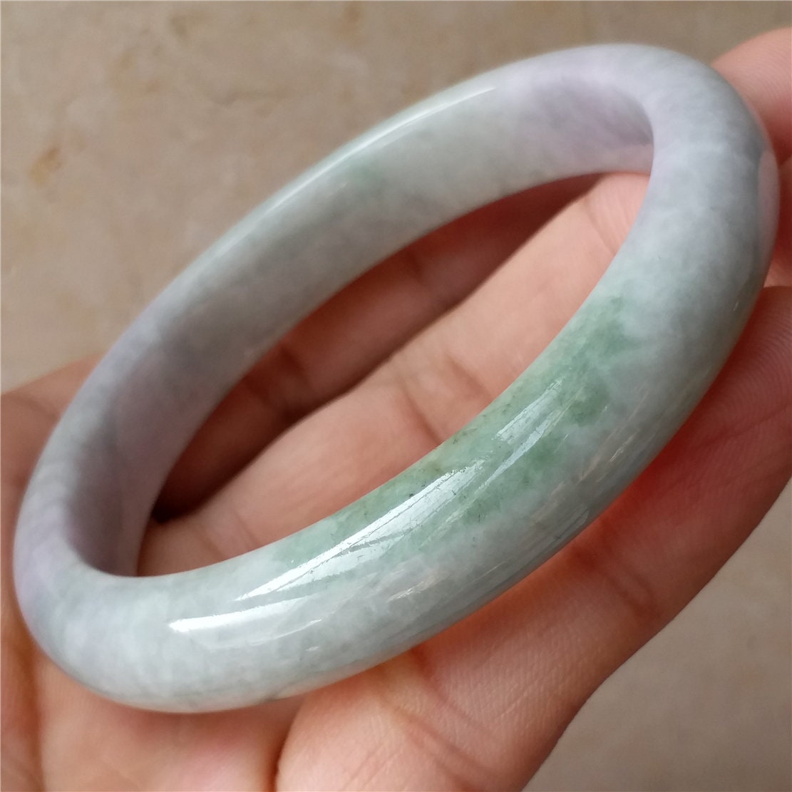 58,8 mm hellvioletter und grüner Jade-Armreif aus natürlicher Jade der Güteklasse A. Handgeschnitzte Dame-Kette aus Jadeit