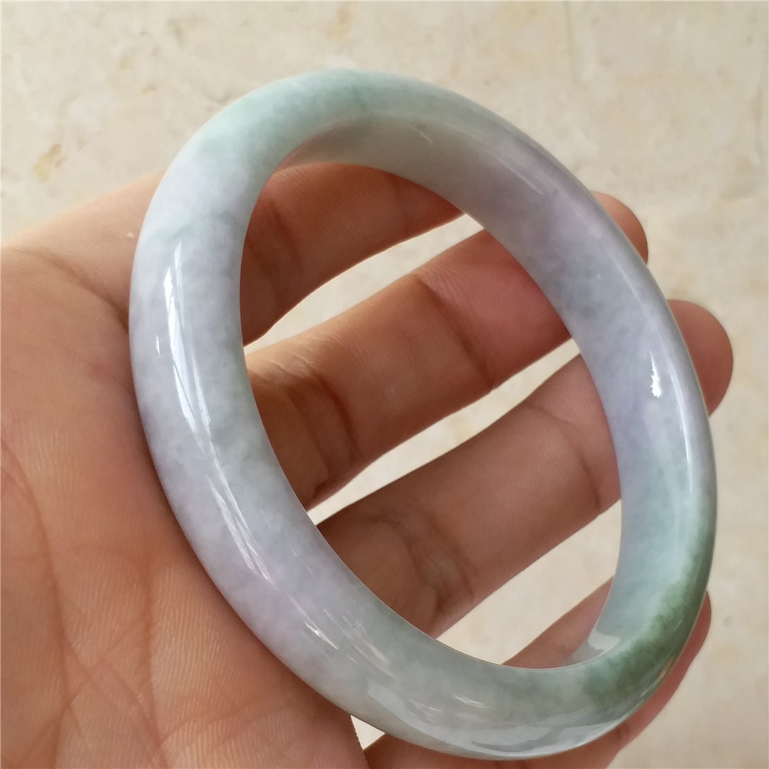 58,8 mm hellvioletter und grüner Jade-Armreif aus natürlicher Jade der Güteklasse A. Handgeschnitzte Dame-Kette aus Jadeit