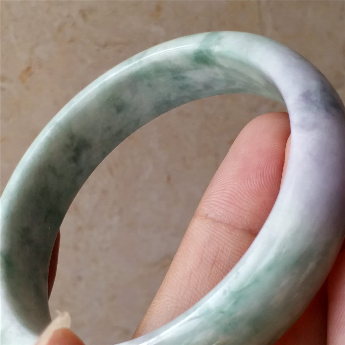 58,8 mm hellvioletter und grüner Jade-Armreif aus natürlicher Jade der Güteklasse A. Handgeschnitzte Dame-Kette aus Jadeit