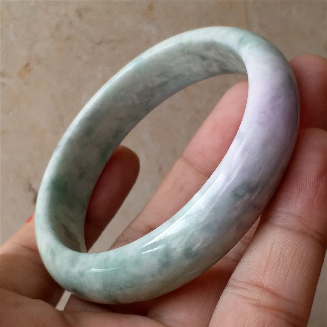 58,8 mm hellvioletter und grüner Jade-Armreif aus natürlicher Jade der Güteklasse A. Handgeschnitzte Dame-Kette aus Jadeit