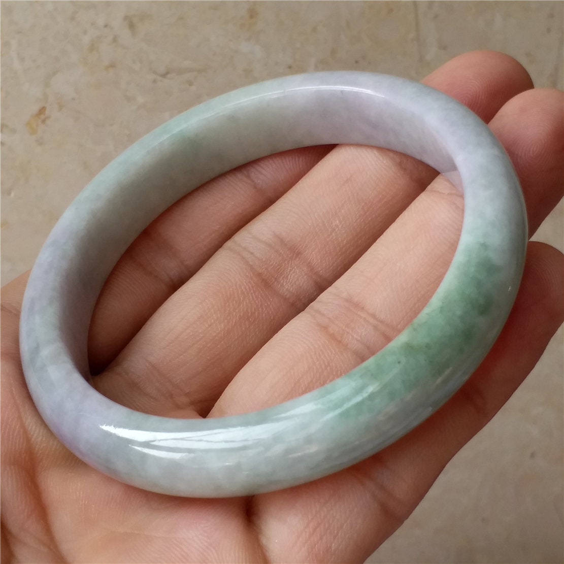 58,8 mm hellvioletter und grüner Jade-Armreif aus natürlicher Jade der Güteklasse A. Handgeschnitzte Dame-Kette aus Jadeit