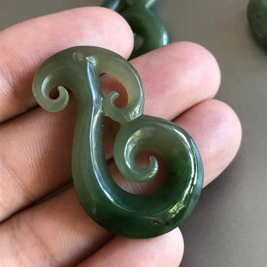 Genuine Green nephrite Hook Pendant NEW ZEALAND jade Maori Style NZ Nephrite Greenstone Pounamu Bc Canadian jasper Aquaman Necklace