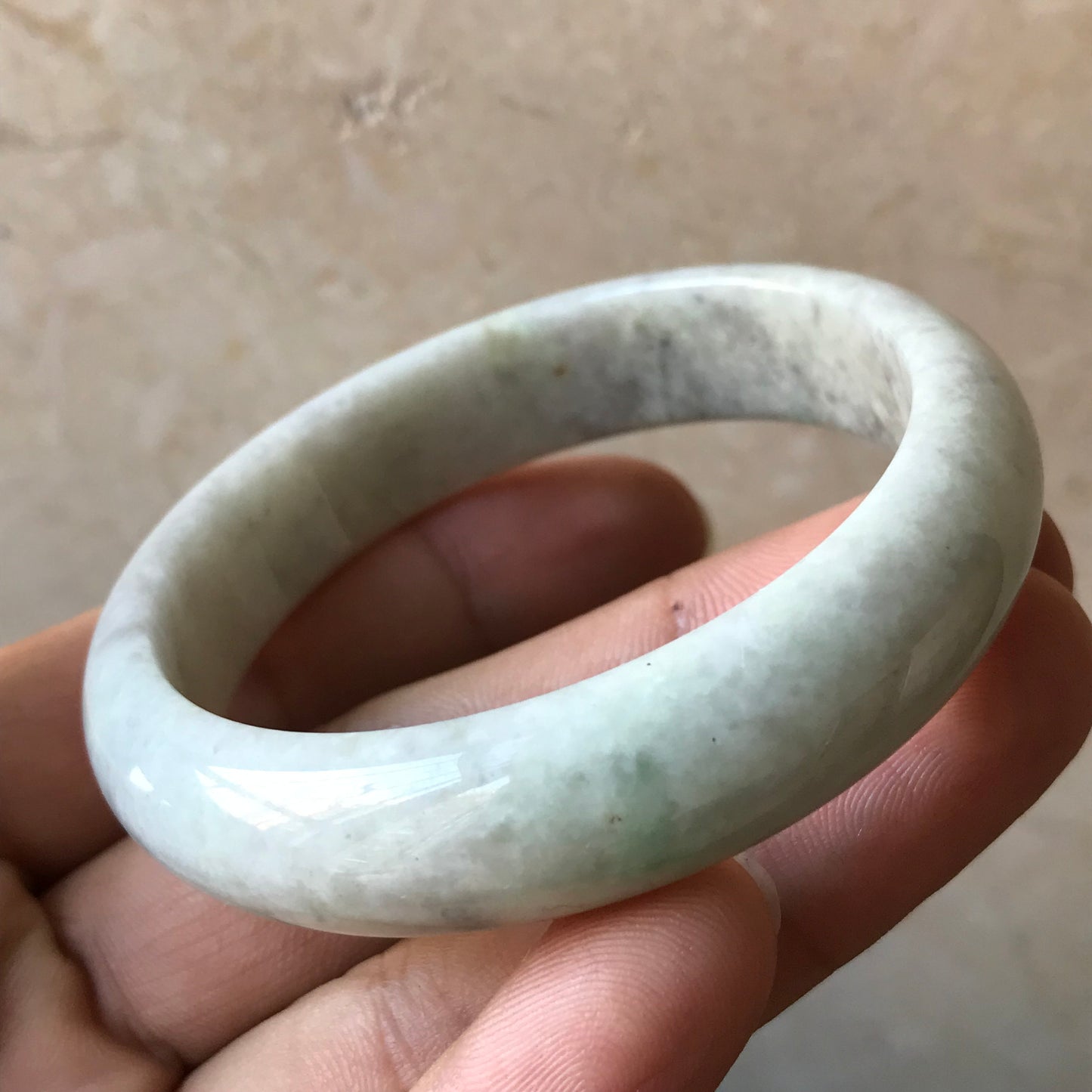 56,1 mm natürlicher grüner Jade-Rundarmreif der Güteklasse A Damenarmband aus Myanmar-Jadeit Eisgrüner Stein vom Typ A, kleiner Hand-Frauenarmreif 翡翠飘花手镯