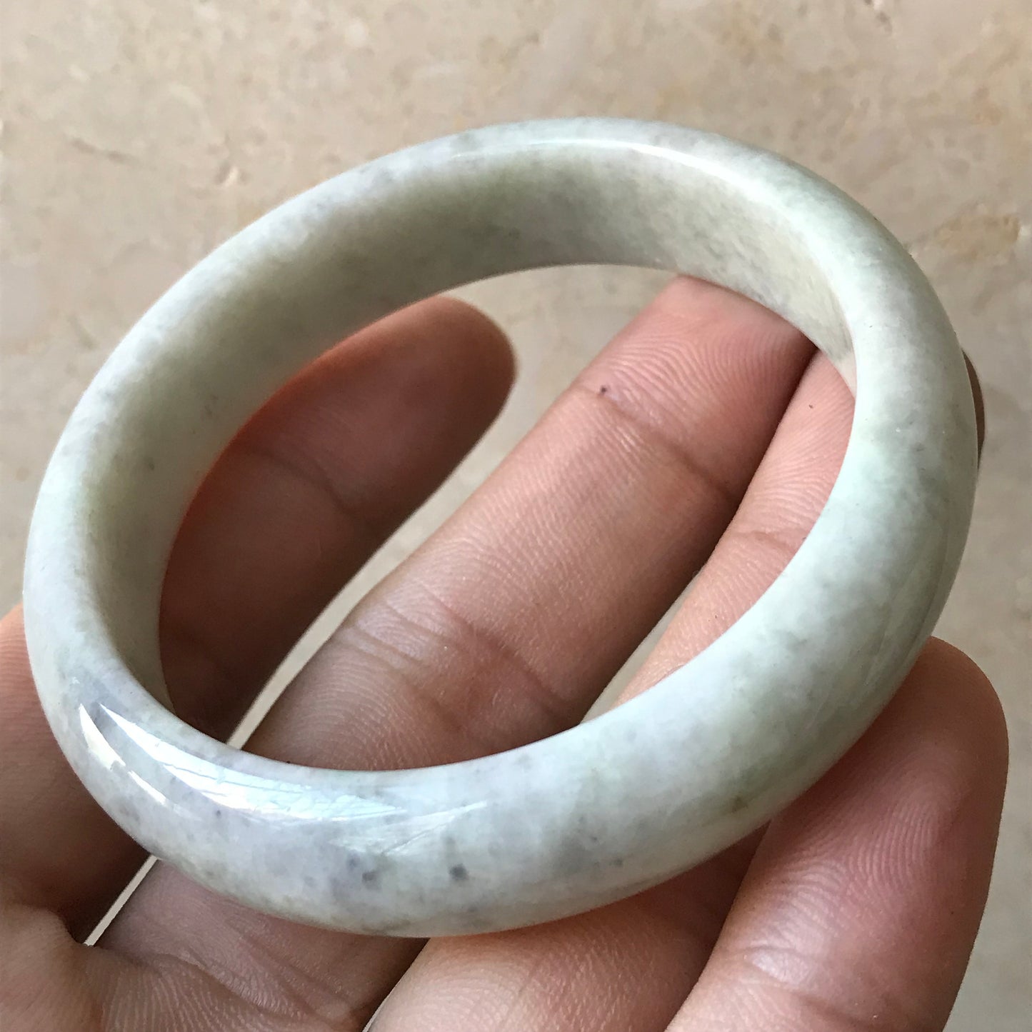 56,1 mm natürlicher grüner Jade-Rundarmreif der Güteklasse A Damenarmband aus Myanmar-Jadeit Eisgrüner Stein vom Typ A, kleiner Hand-Frauenarmreif 翡翠飘花手镯