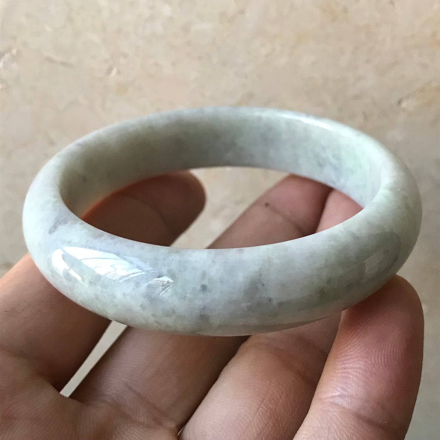 56,1 mm natürlicher grüner Jade-Rundarmreif der Güteklasse A Damenarmband aus Myanmar-Jadeit Eisgrüner Stein vom Typ A, kleiner Hand-Frauenarmreif 翡翠飘花手镯