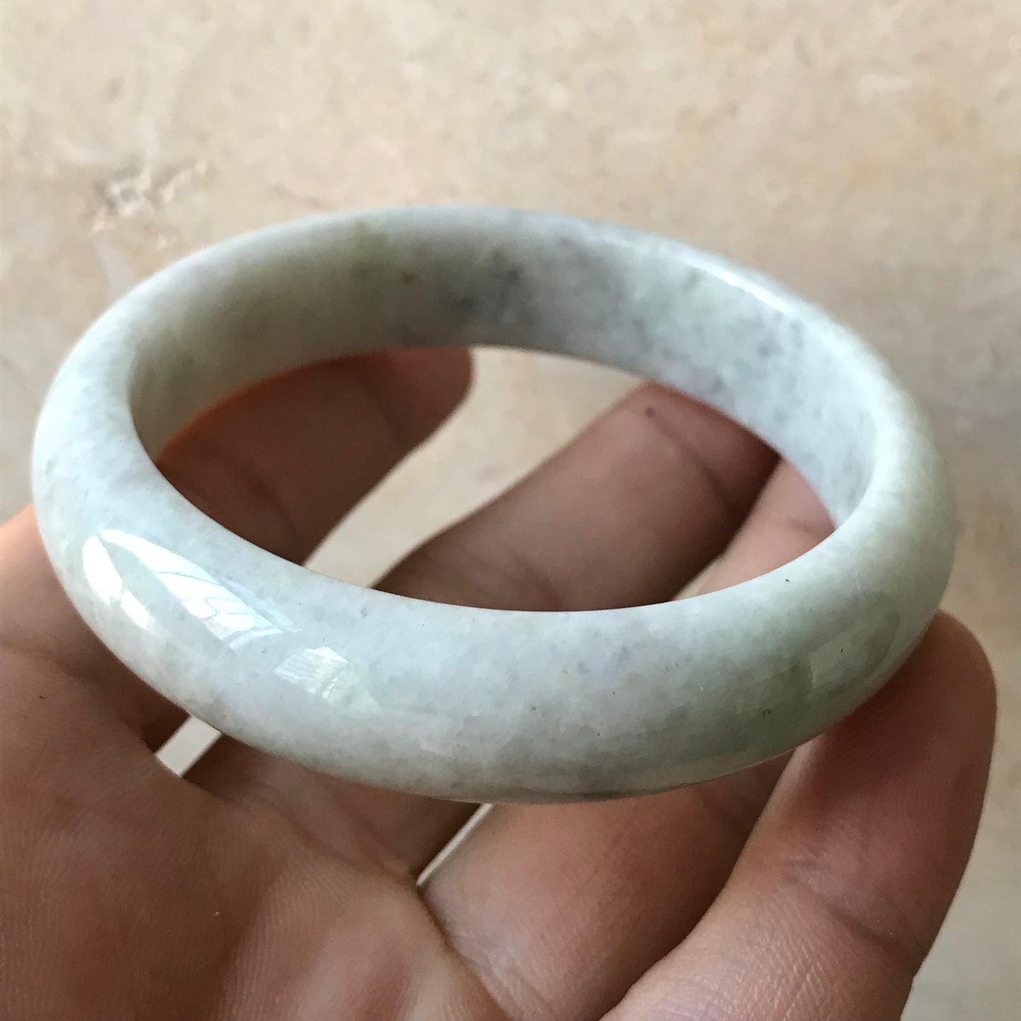 56,1 mm natürlicher grüner Jade-Rundarmreif der Güteklasse A Damenarmband aus Myanmar-Jadeit Eisgrüner Stein vom Typ A, kleiner Hand-Frauenarmreif 翡翠飘花手镯