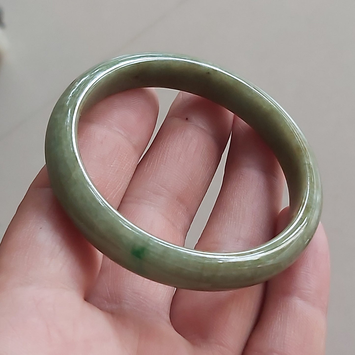 55,8 mm natürlicher grüner runder Armreif aus Jade der Güteklasse A, Damenarmband aus Myanmar-Jadeit, eisgrüner weiblicher Armreif aus Burma-Stein vom Typ A, 天然翡翠手镯