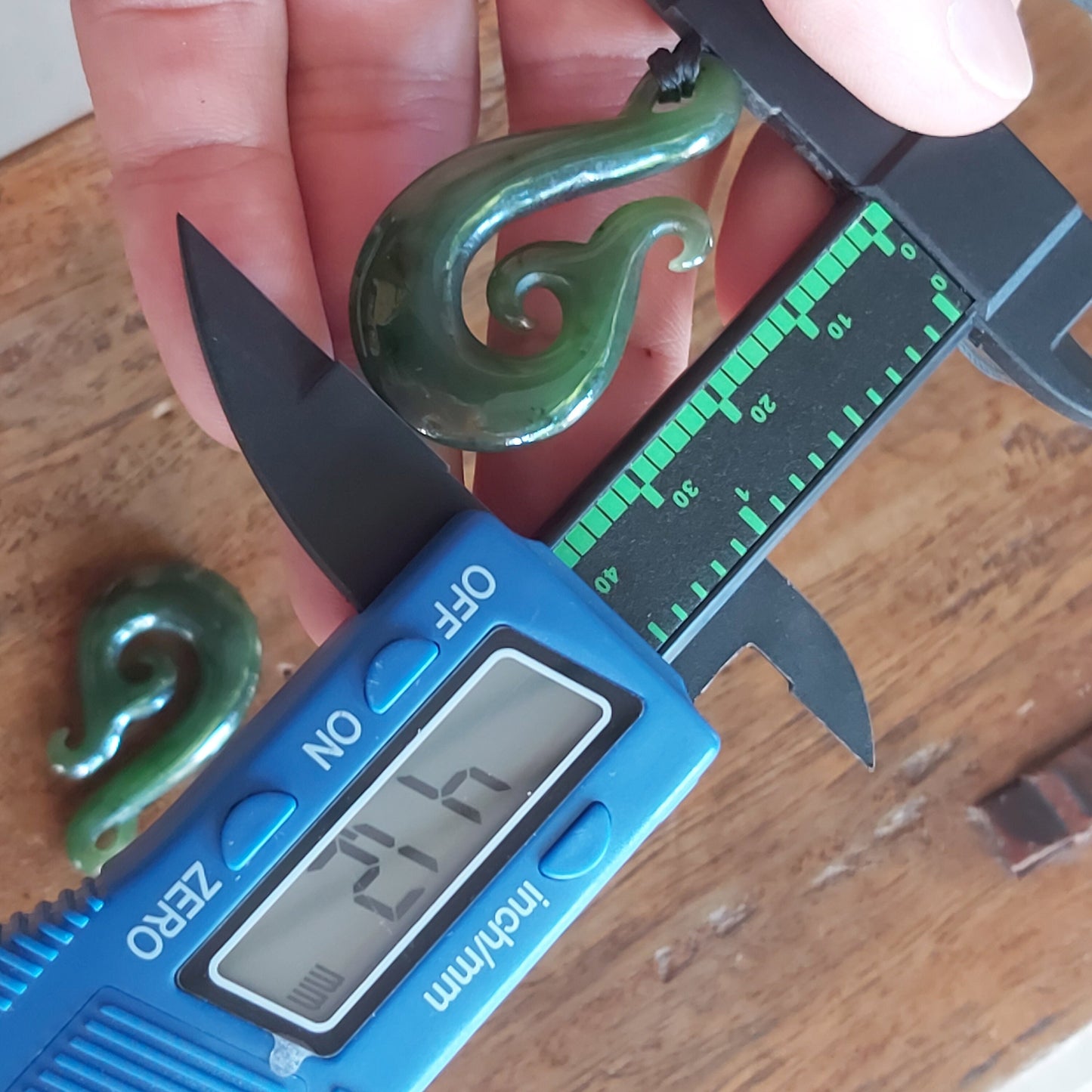 Genuine Green nephrite Hook Pendant NEW ZEALAND jade Maori Style NZ Nephrite Greenstone Pounamu Bc Canadian jasper Aquaman Necklace