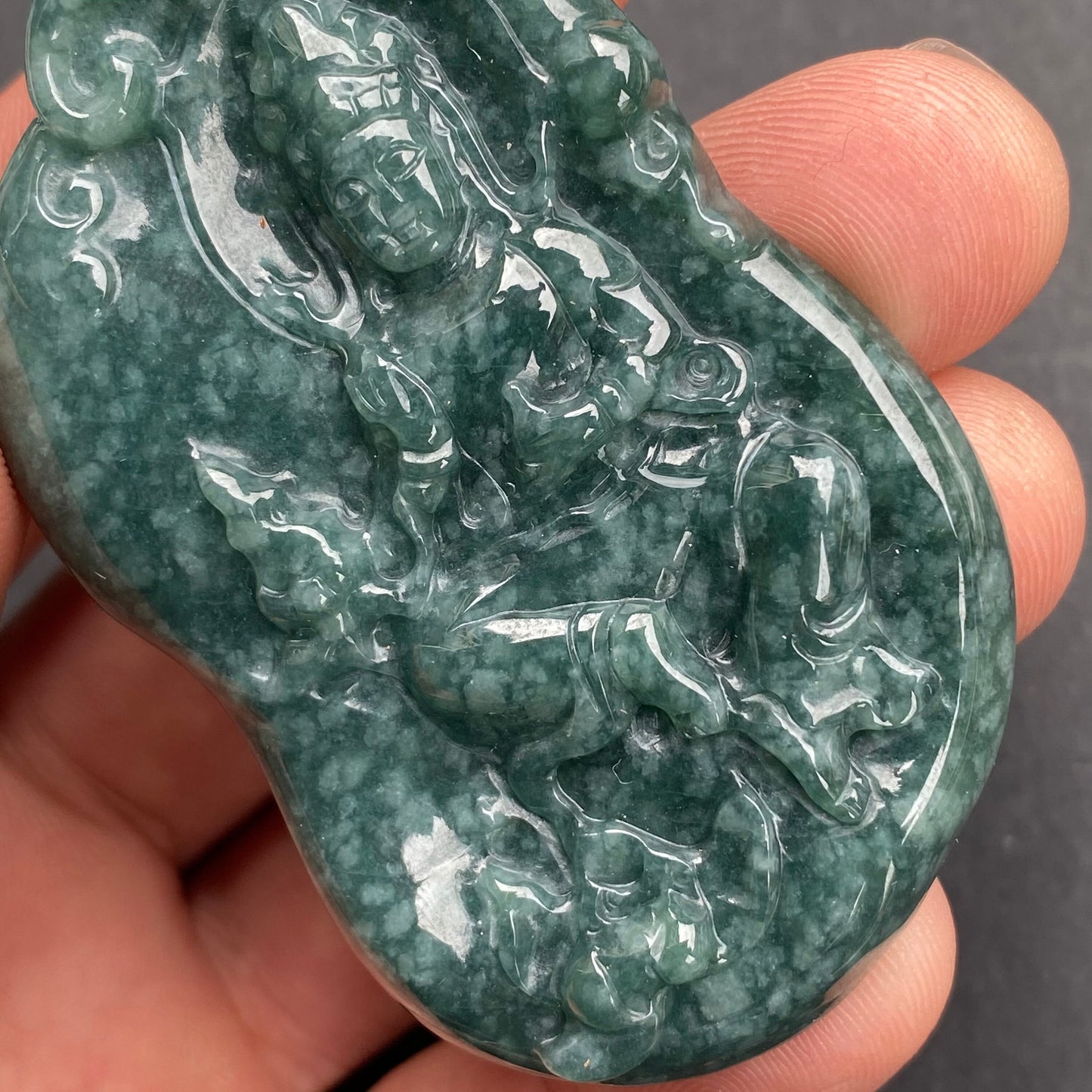 Natürliche Schneeflocken, blaues Jadeit-Top, guatemaltekischer Jadeit, durchscheinende Jade der Güteklasse A, Guan Yin Buddha Kwan Yin Anhänger, Buddhismus-Halskette, Jade-Geschenk