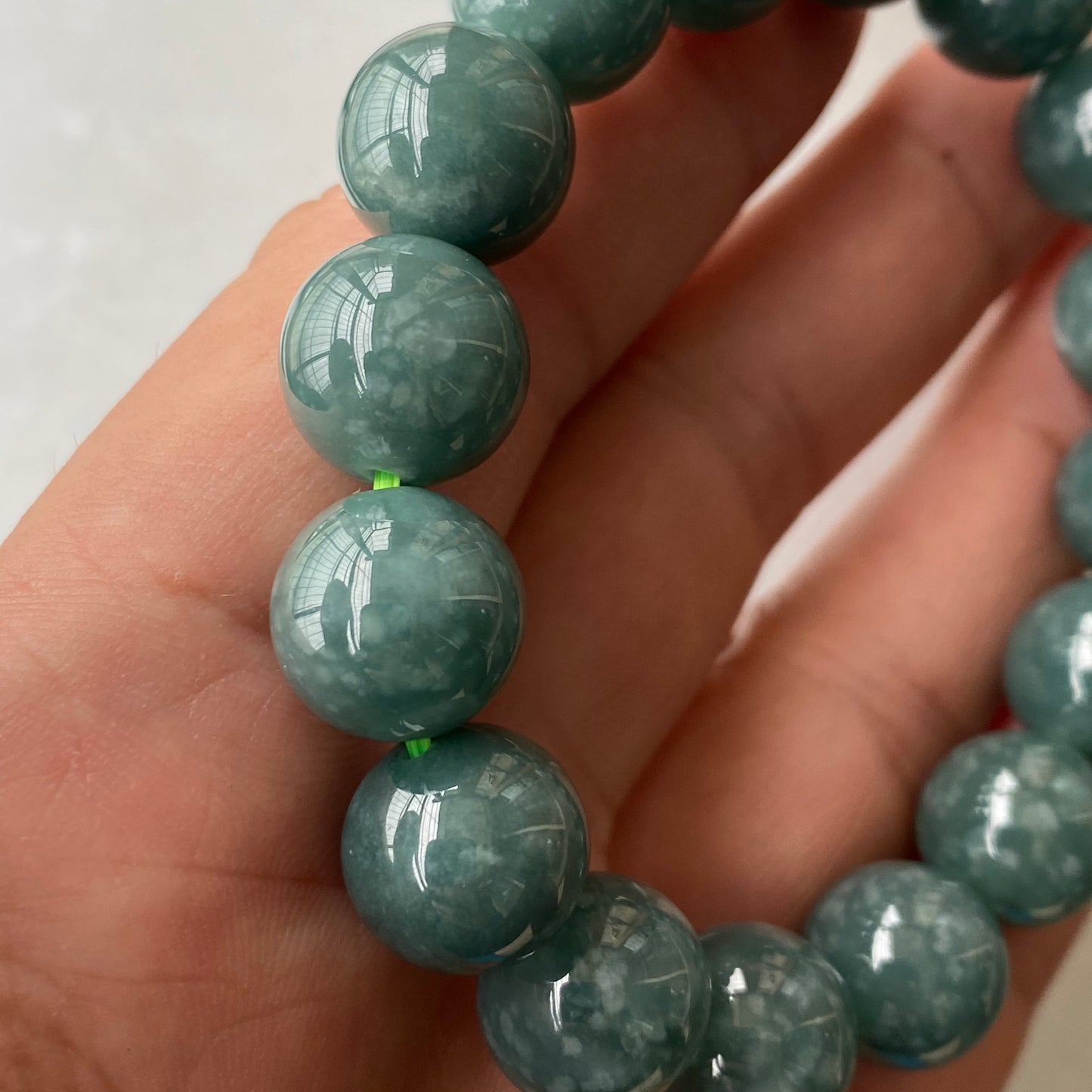 Wunderschöner natürlicher guatemaltekischer Jadeit, durchscheinende blaue Jade der Güteklasse A, rundes Perlenarmband, Guatemala-Jade, weiblicher Schmuck, Jade-Geschenk