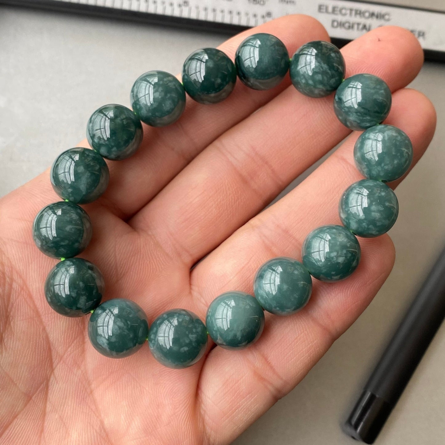 Wunderschöner natürlicher guatemaltekischer Jadeit, durchscheinende blaue Jade der Güteklasse A, rundes Perlenarmband, Guatemala-Jade, weiblicher Schmuck, Jade-Geschenk