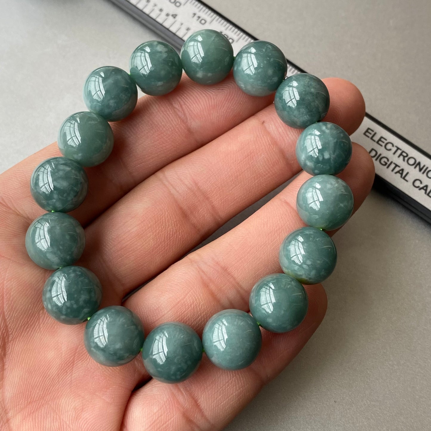 Wunderschöner natürlicher guatemaltekischer Jadeit, durchscheinende blaue Jade der Güteklasse A, rundes Perlenarmband, Guatemala-Jade, weiblicher Schmuck, Jade-Geschenk