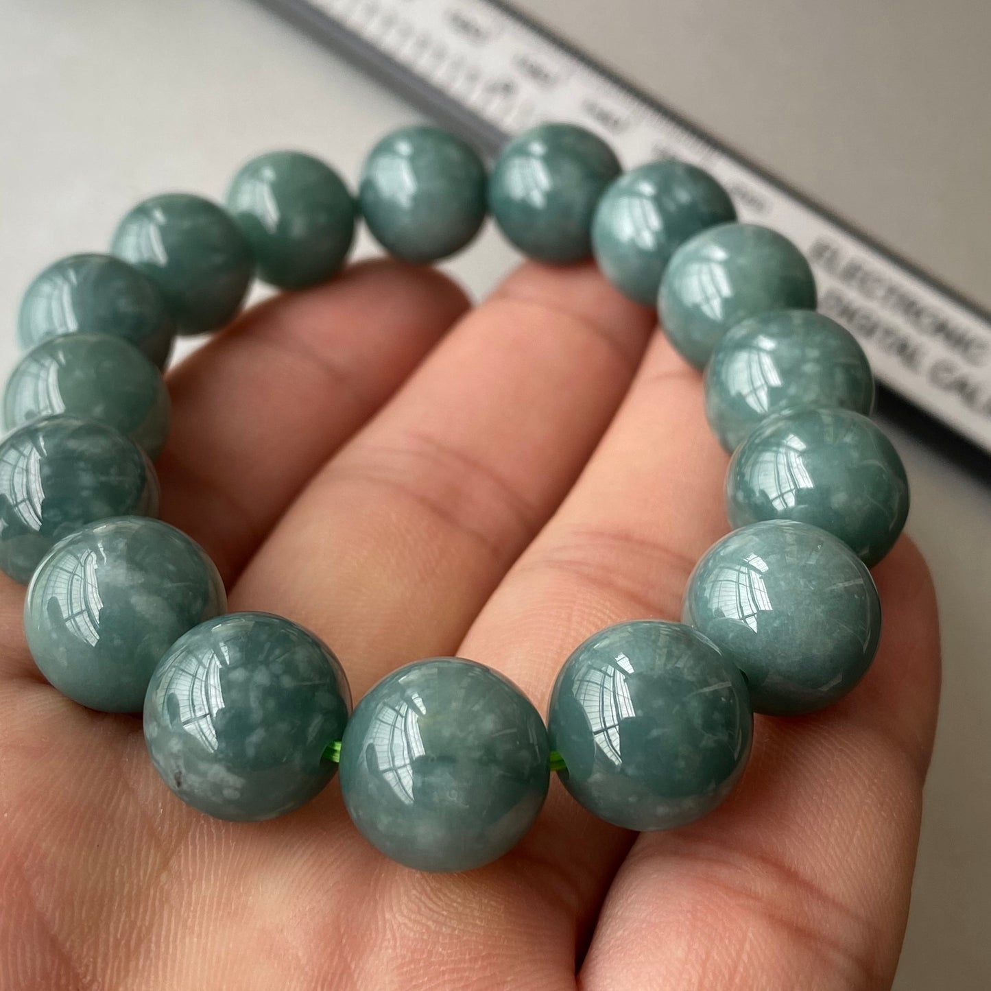 Wunderschöner natürlicher guatemaltekischer Jadeit, durchscheinende blaue Jade der Güteklasse A, rundes Perlenarmband, Guatemala-Jade, weiblicher Schmuck, Jade-Geschenk