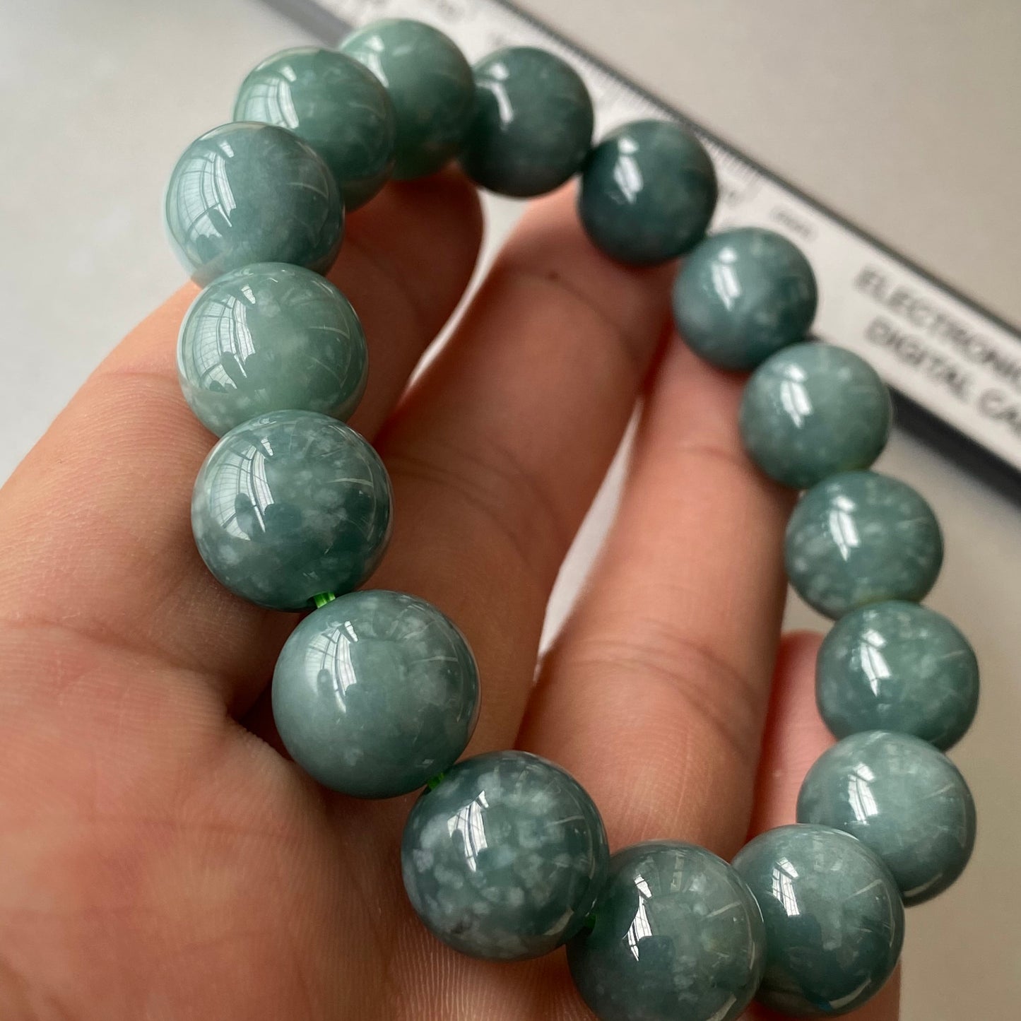 Wunderschöner natürlicher guatemaltekischer Jadeit, durchscheinende blaue Jade der Güteklasse A, rundes Perlenarmband, Guatemala-Jade, weiblicher Schmuck, Jade-Geschenk