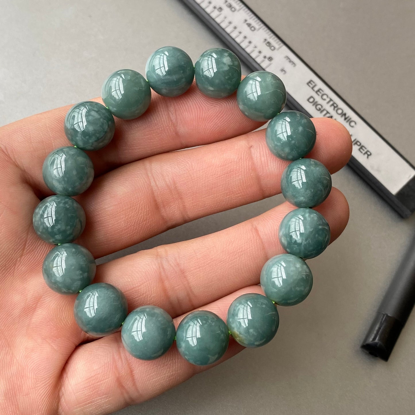 Wunderschöner natürlicher guatemaltekischer Jadeit, durchscheinende blaue Jade der Güteklasse A, rundes Perlenarmband, Guatemala-Jade, weiblicher Schmuck, Jade-Geschenk