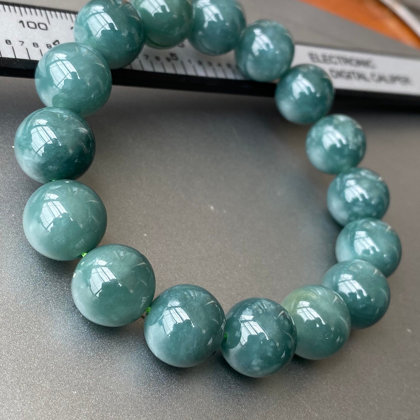 Wunderschöner natürlicher guatemaltekischer Jadeit, durchscheinende blaue Jade der Güteklasse A, rundes Perlenarmband, Guatemala-Jade, weiblicher Schmuck, Jade-Geschenk