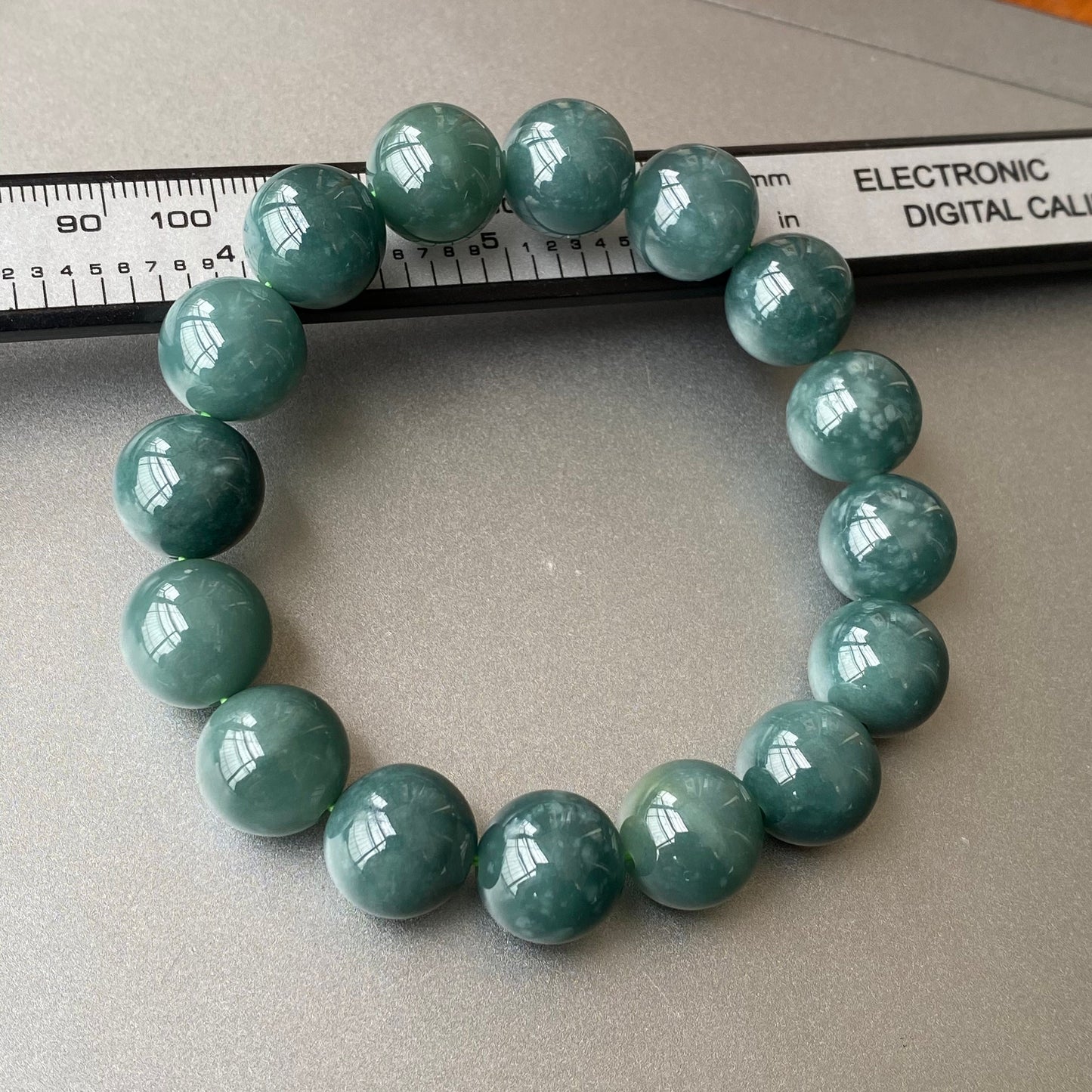 Wunderschöner natürlicher guatemaltekischer Jadeit, durchscheinende blaue Jade der Güteklasse A, rundes Perlenarmband, Guatemala-Jade, weiblicher Schmuck, Jade-Geschenk