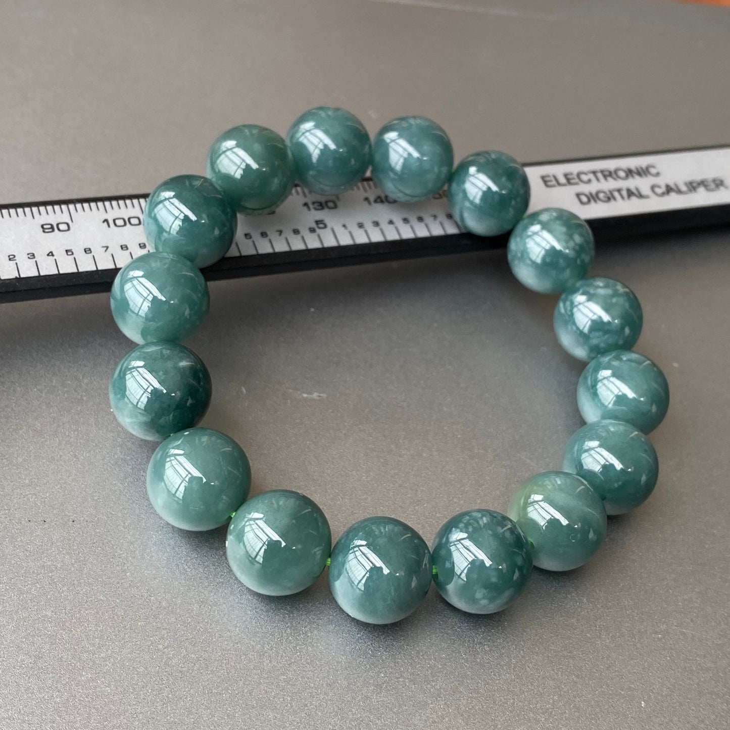 Wunderschöner natürlicher guatemaltekischer Jadeit, durchscheinende blaue Jade der Güteklasse A, rundes Perlenarmband, Guatemala-Jade, weiblicher Schmuck, Jade-Geschenk