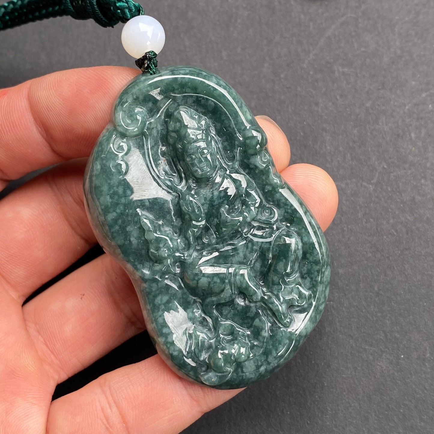 Natürliche Schneeflocken, blaues Jadeit-Top, guatemaltekischer Jadeit, durchscheinende Jade der Güteklasse A, Guan Yin Buddha Kwan Yin Anhänger, Buddhismus-Halskette, Jade-Geschenk