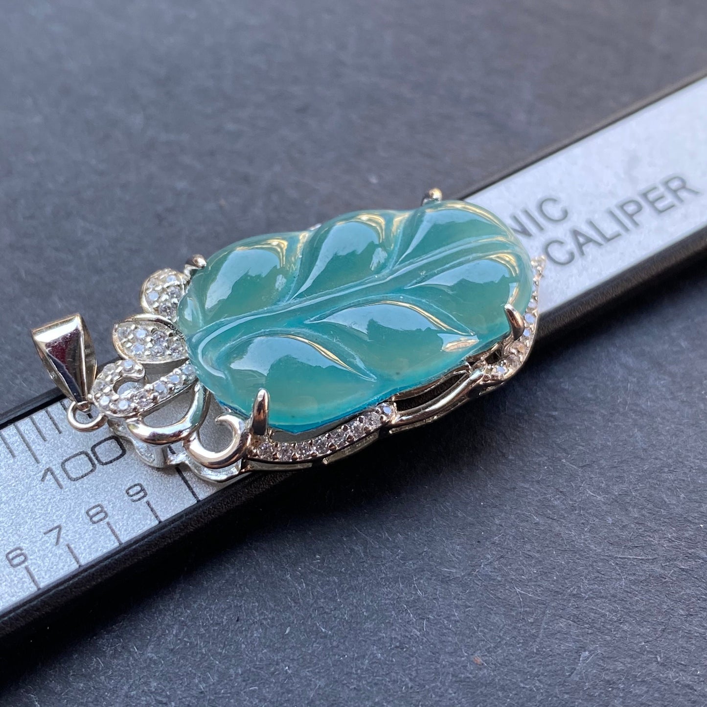 Wunderschöner guatemaltekischer Jadeit, durchscheinend, grün, blau, Güteklasse A, Blatt-Anhänger, 925er-Sterlingsilber, Knopfbügel-Halskette, Schmuck, Jade-Geschenk