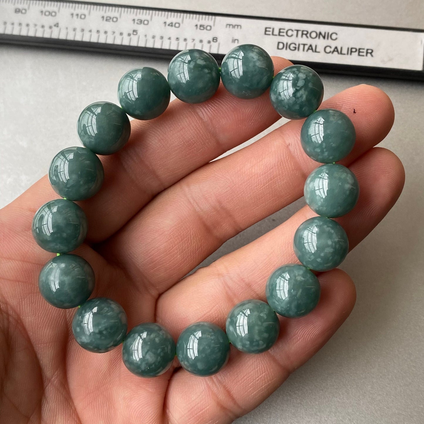 Wunderschöner natürlicher guatemaltekischer Jadeit, durchscheinende blaue Jade der Güteklasse A, rundes Perlenarmband, Guatemala-Jade, weiblicher Schmuck, Jade-Geschenk