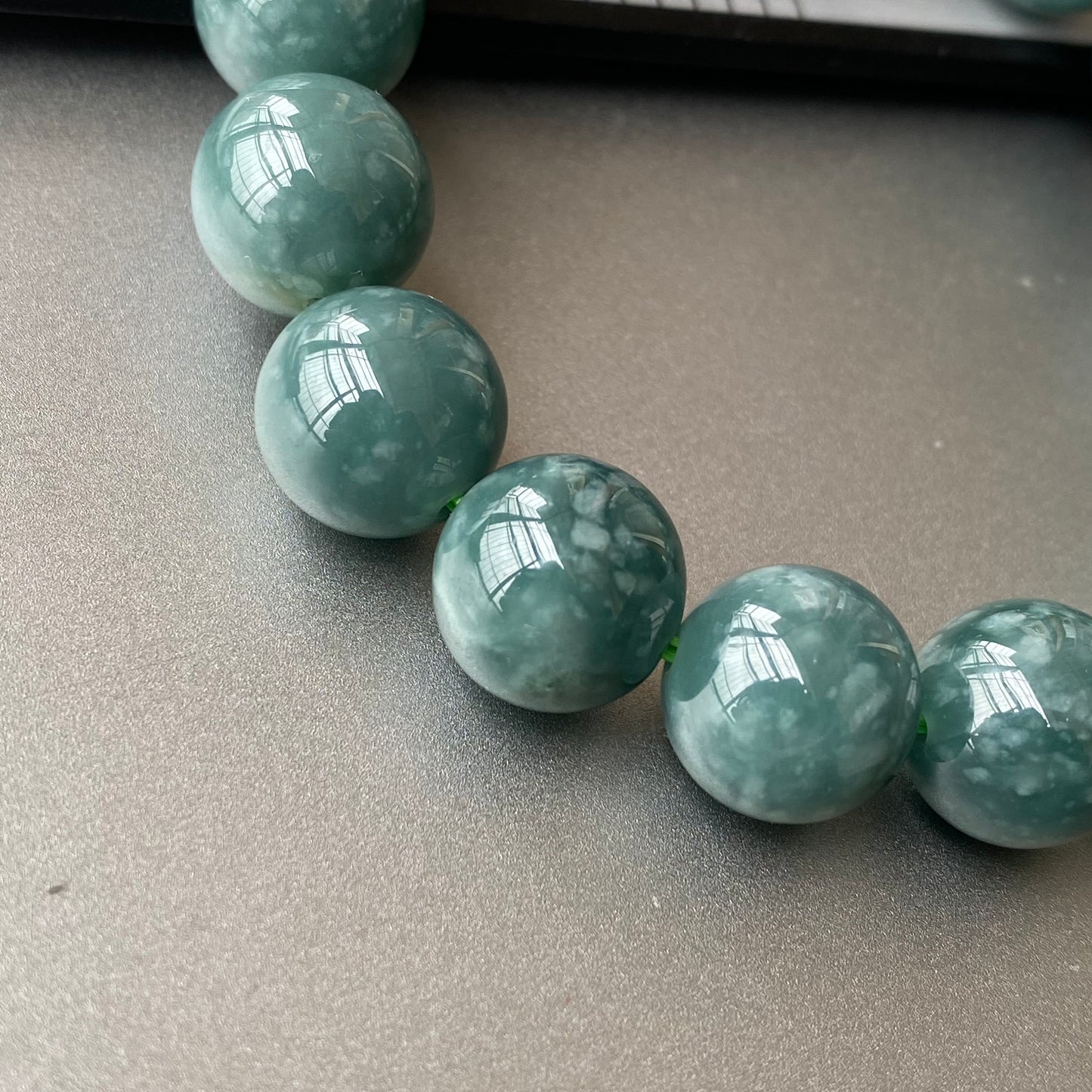 Wunderschöner natürlicher guatemaltekischer Jadeit, durchscheinende blaue Jade der Güteklasse A, rundes Perlenarmband, Guatemala-Jade, weiblicher Schmuck, Jade-Geschenk