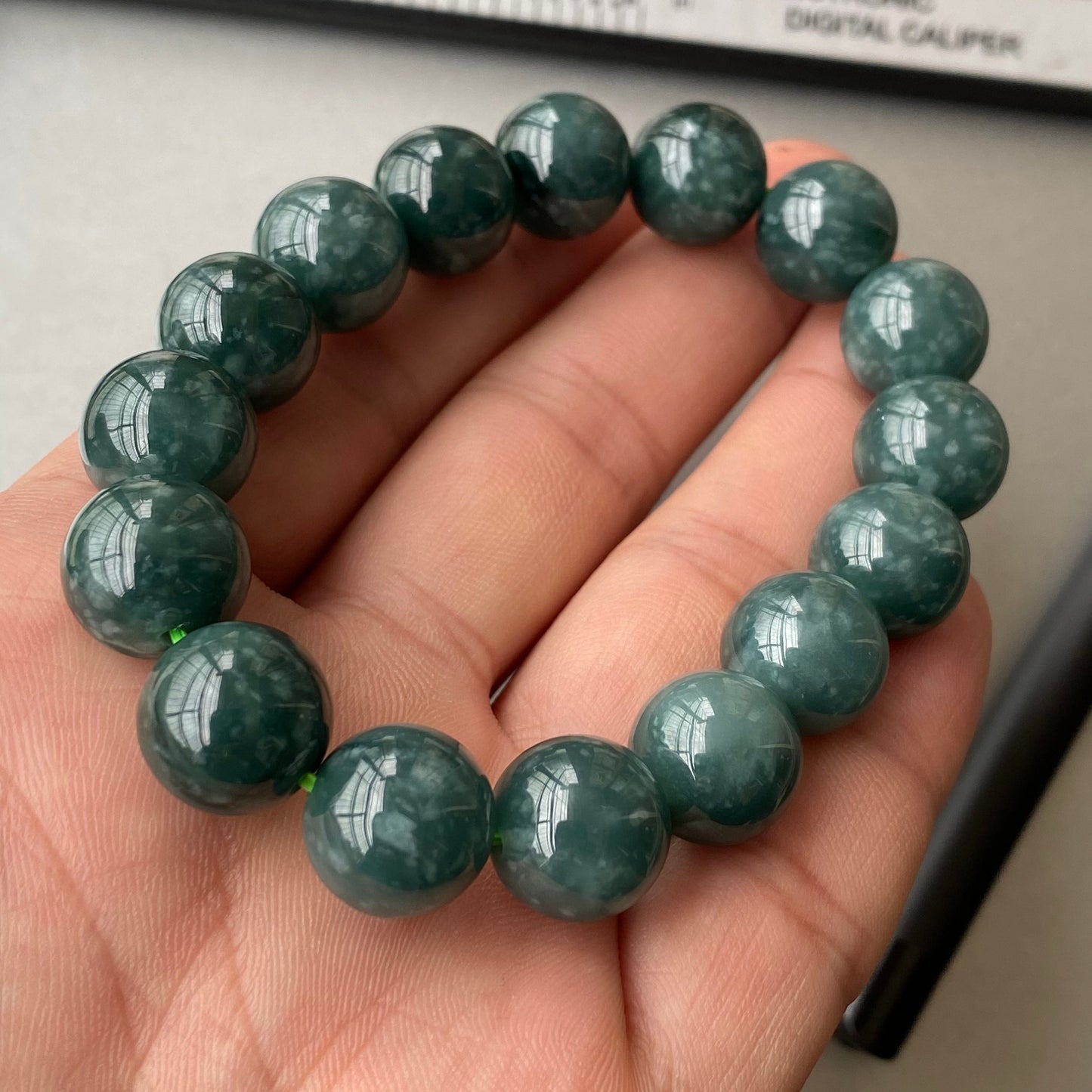 Wunderschöner natürlicher guatemaltekischer Jadeit, durchscheinende blaue Jade der Güteklasse A, rundes Perlenarmband, Guatemala-Jade, weiblicher Schmuck, Jade-Geschenk